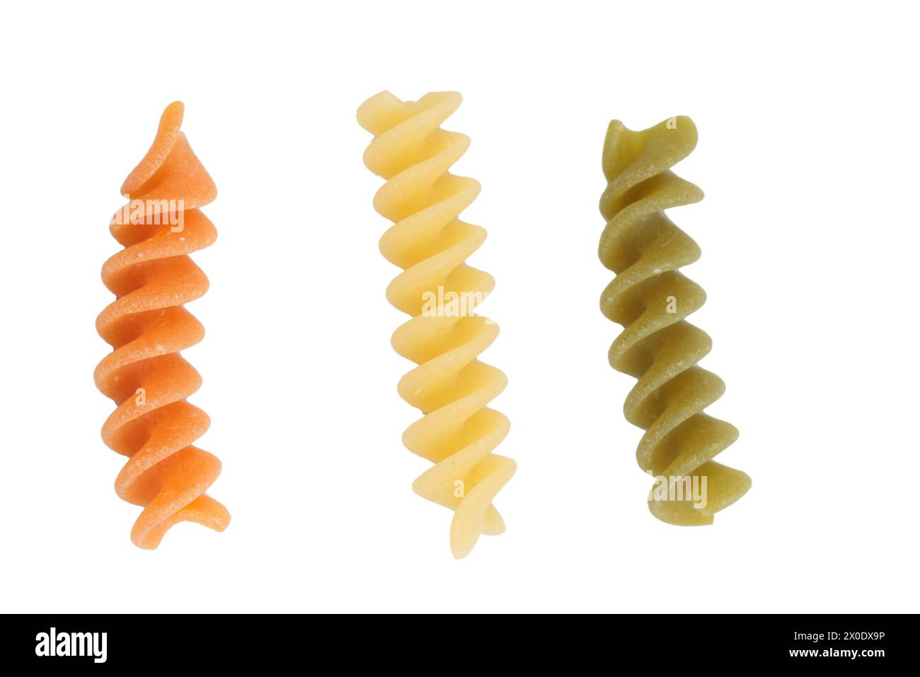 Drei Muster von Fusilli-Pasta in verschiedenen Farben. Isoliert über weißem Hintergrund. Nahaufnahme. Stockfoto