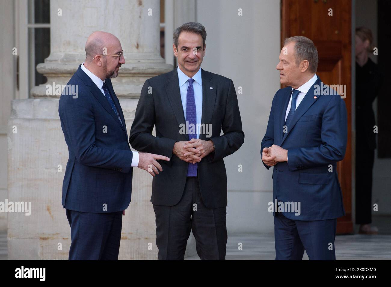 Der polnische Premierminister Donald Tusk hält in Warschau ein Treffen zur strategischen Agenda ab. Der polnische Premierminister Donald Tusk R und der Präsident des Europäischen Rates Charles Michel L begrüßen den griechischen Premierminister Kyriakos Mitsotakis C vor dem Treffen der Strategischen Agenda am Donnerstag, den 11. April 2024 in Warschau, Polen. Warschau Polen Copyright: XAleksanderxKalkax Stockfoto