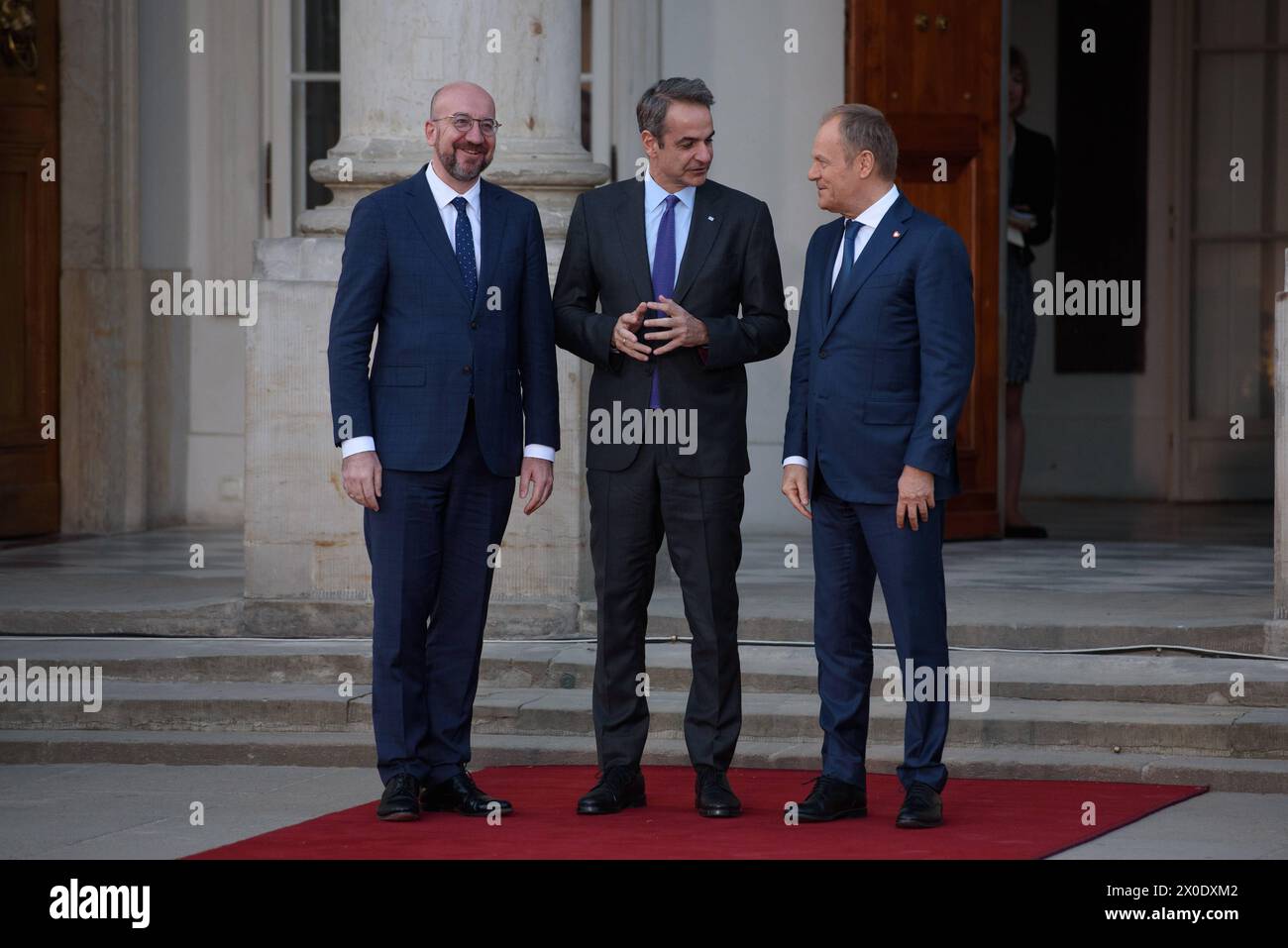 Der polnische Premierminister Donald Tusk hält in Warschau ein Treffen zur strategischen Agenda ab. Der polnische Premierminister Donald Tusk R und der Präsident des Europäischen Rates Charles Michel L begrüßen den griechischen Premierminister Kyriakos Mitsotakis C vor dem Treffen der Strategischen Agenda am Donnerstag, den 11. April 2024 in Warschau, Polen. Warschau Polen Copyright: XAleksanderxKalkax Stockfoto