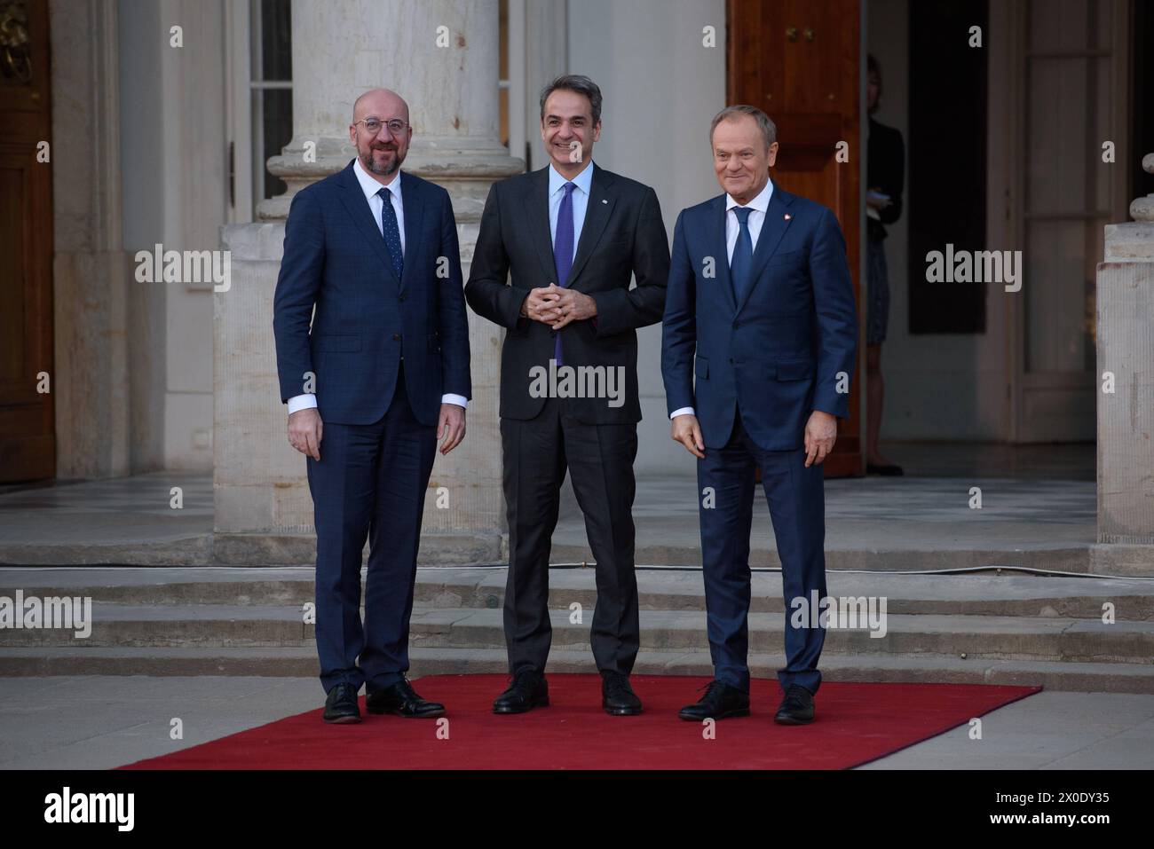 Der polnische Premierminister Donald Tusk hält in Warschau ein Treffen zur strategischen Agenda ab. Der polnische Premierminister Donald Tusk R und der Präsident des Europäischen Rates Charles Michel L begrüßen den griechischen Premierminister Kyriakos Mitsotakis C vor dem Treffen der Strategischen Agenda am Donnerstag, den 11. April 2024 in Warschau, Polen. Warschau Polen Copyright: XAleksanderxKalkax Stockfoto