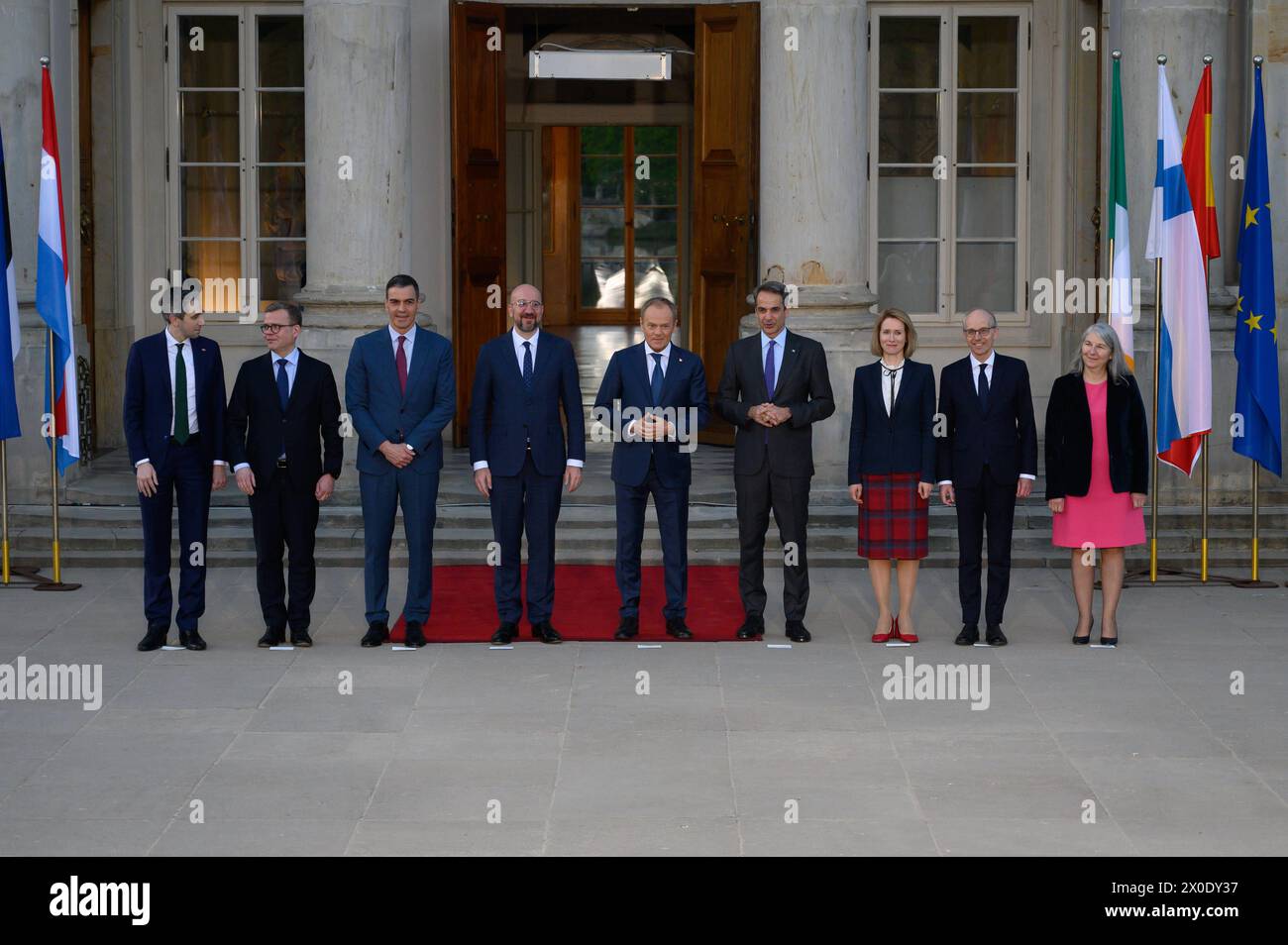 Der polnische Premierminister Donald Tusk hält in Warschau ein Treffen zur strategischen Agenda ab. Der Präsident des Europäischen Rates Charles Michel, die Generalsekretärin des Europäischen Rates Therese Blanchet, der Estnische Premierminister Kaja Kallas, der griechische Premierminister Kyriakos Mitsotakis, der finnische Premierminister Peter Orpo, der irelanische Premierminister Taoiseach Simon Harris, der luxemburgische Premierminister Luc Frieden, der spanische Premierminister Pedro Sanchez und der polnische Premierminister Donald Tusk posieren für ein Familienfoto während des Treffens der Strategischen Agenda am Donnerstag, den 11. April 2024 in Warschau, Polen. Warschau Polen Copyright: XAleksanderxKalkax Stockfoto