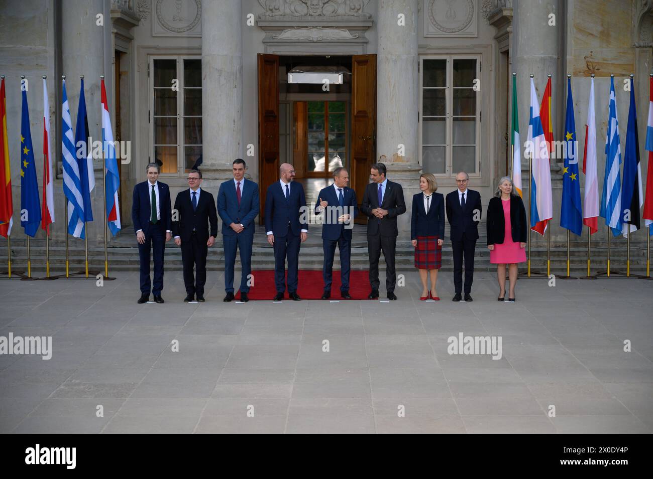 Der polnische Premierminister Donald Tusk hält in Warschau ein Treffen zur strategischen Agenda ab. Der Präsident des Europäischen Rates Charles Michel, die Generalsekretärin des Europäischen Rates Therese Blanchet, der Estnische Premierminister Kaja Kallas, der griechische Premierminister Kyriakos Mitsotakis, der finnische Premierminister Peter Orpo, der irelanische Premierminister Taoiseach Simon Harris, der luxemburgische Premierminister Luc Frieden, der spanische Premierminister Pedro Sanchez und der polnische Premierminister Donald Tusk posieren für ein Familienfoto während des Treffens der Strategischen Agenda am Donnerstag, den 11. April 2024 in Warschau, Polen. Warschau Polen Copyright: XAleksanderxKalkax Stockfoto