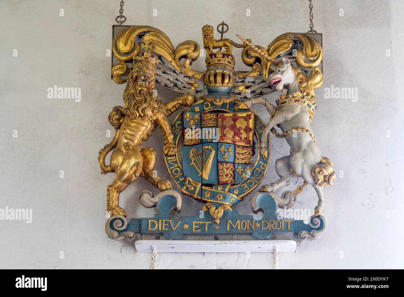 Holzschnitzerei des königlichen Wappens von Karl II. In der Kirche der Heiligen Dreifaltigkeit, Stow Bardolph in Norfolk. Stockfoto