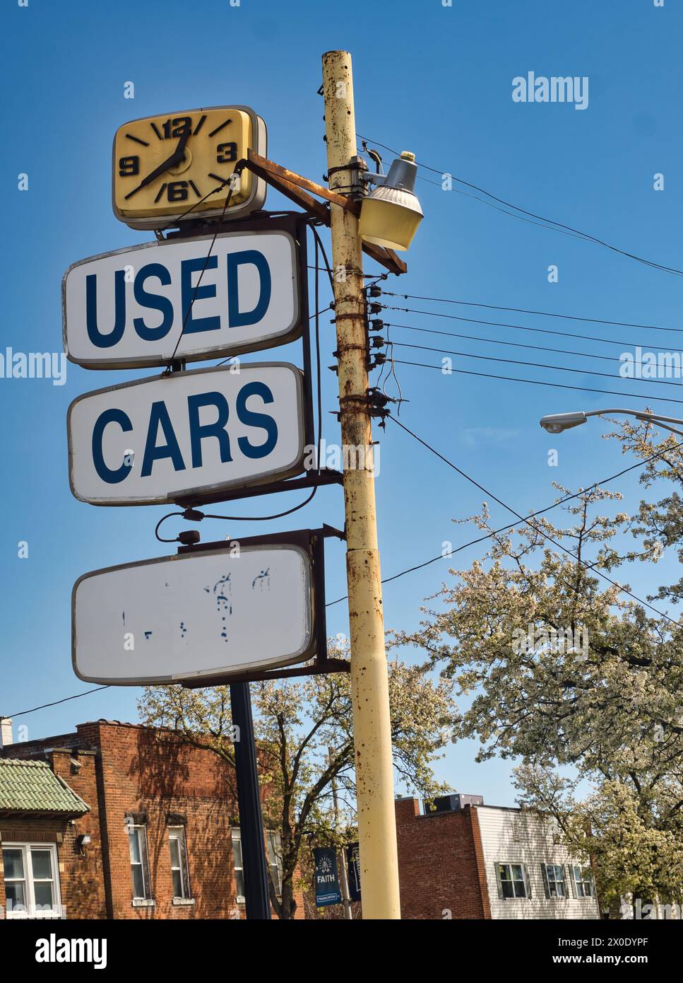 Verlassenes Gebrauchtwagenschild aus den 1960er Jahren in Columbus Ohio an der W. Broad St Stockfoto