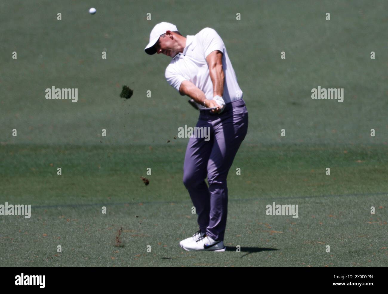 Augusta, Usa. April 2024. Der nordirische Rory McIlroy trifft am Donnerstag, den 11. April 2024, in der ersten Runde des Masters Turniers im Augusta National Golf Club in Augusta, Georgia, seinen Zuschlag auf das Grün. Foto: Tannen Maury/UPI Credit: UPI/Alamy Live News Stockfoto