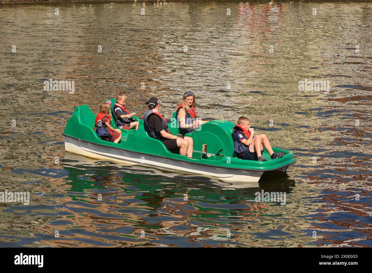 Fünfköpfige Familie im Urlaub mit dem Tretboot im Fluss Motlawa in der Altstadt von Danzig, Polen Stockfoto