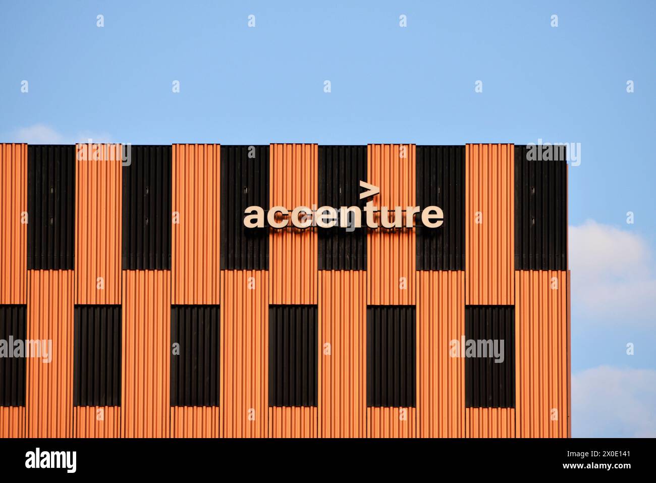 Accenture-Logo auf der Kupferfassade des Wave-Bürogebäudes in Aleja Grunvaldzka, Danzig, Polen, Europa, EU ab 2023 Stockfoto