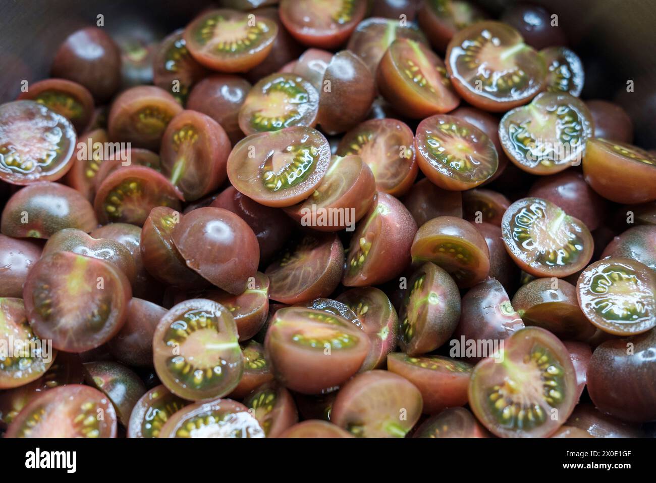 Solanum lycopersicum-halbierte Baby-Tomaten Stockfoto