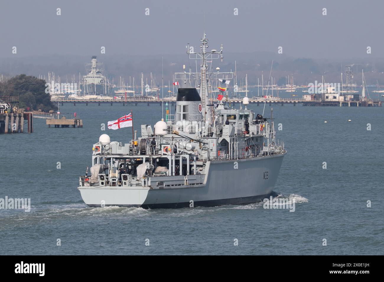 Die Royal Navy Hunt Class Mine Gegenmaßnahmen Schiff HMS HURWORTH (M39) kehrt zur Marinebasis zurück Stockfoto