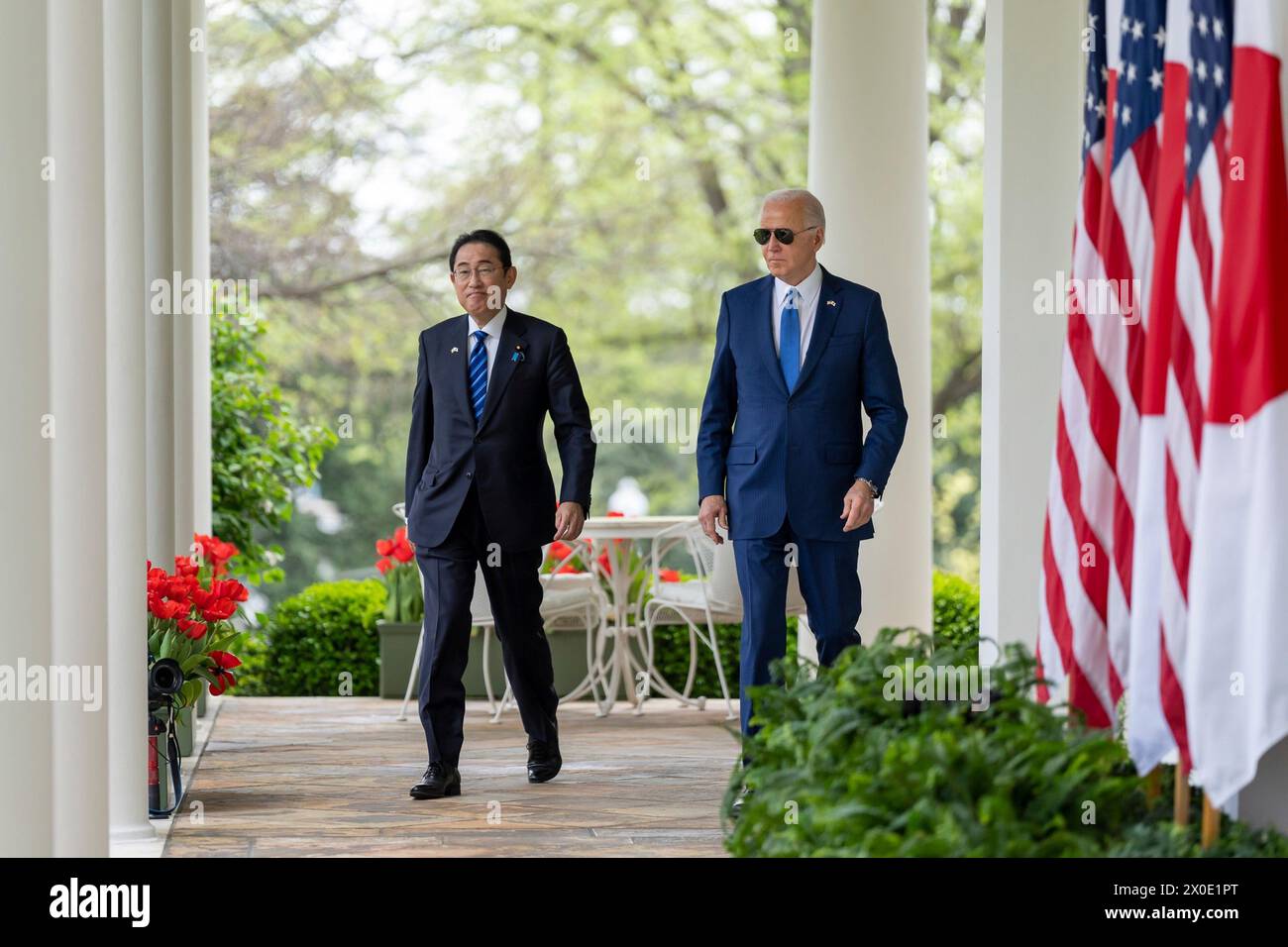 Washington, Vereinigte Staaten Von Amerika. April 2024. Washington, Vereinigte Staaten von Amerika. 10. April 2024. US-Präsident Joe Biden, rechts, eskortiert den japanischen Premierminister Fumio Kishida, links, entlang der Kolonnade zu einer gemeinsamen Pressekonferenz im Rosengarten des Weißen Hauses, 10. April 2024 in Washington, DC Credit: Adam Schultz/White House Photo/Alamy Live News Stockfoto