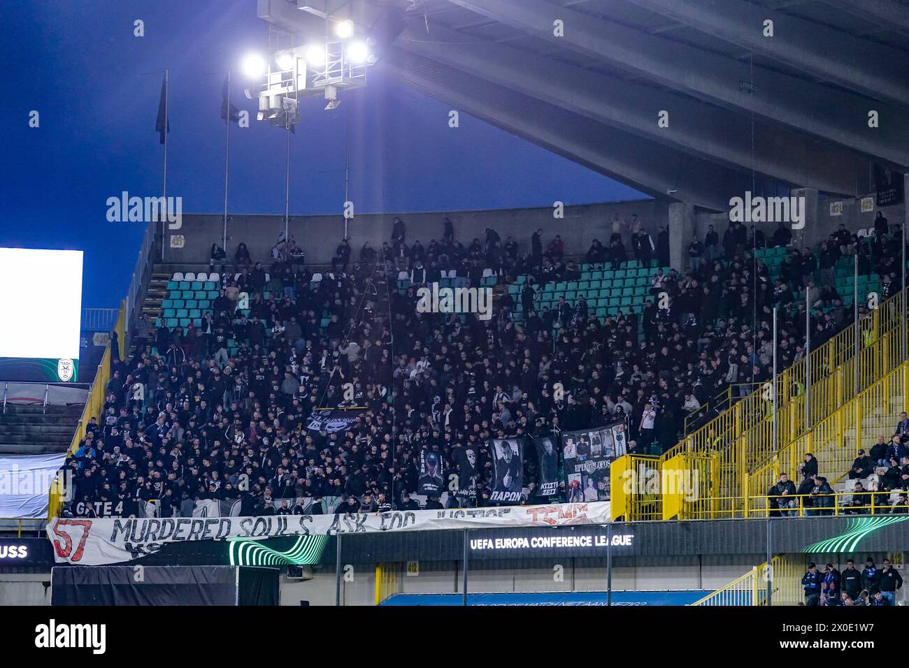 Brügge, Belgien. April 2024. BRÜGGE, BELGIEN - 11. APRIL: Fans von PAOK singen beim Viertelfinale First Leg - UEFA Europa Conference League 2023/24 Spiel zwischen Club Brugge KV und PAOK Saloniki im Jan Breydelstadion am 11. April 2024 in Brügge. (Foto von Joris Verwijst/Orange Pictures) Credit: Orange Pics BV/Alamy Live News Stockfoto