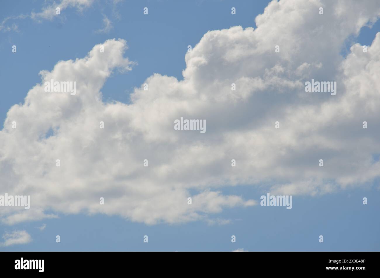 Wolken in einem strahlend blauen Himmel Stockfoto