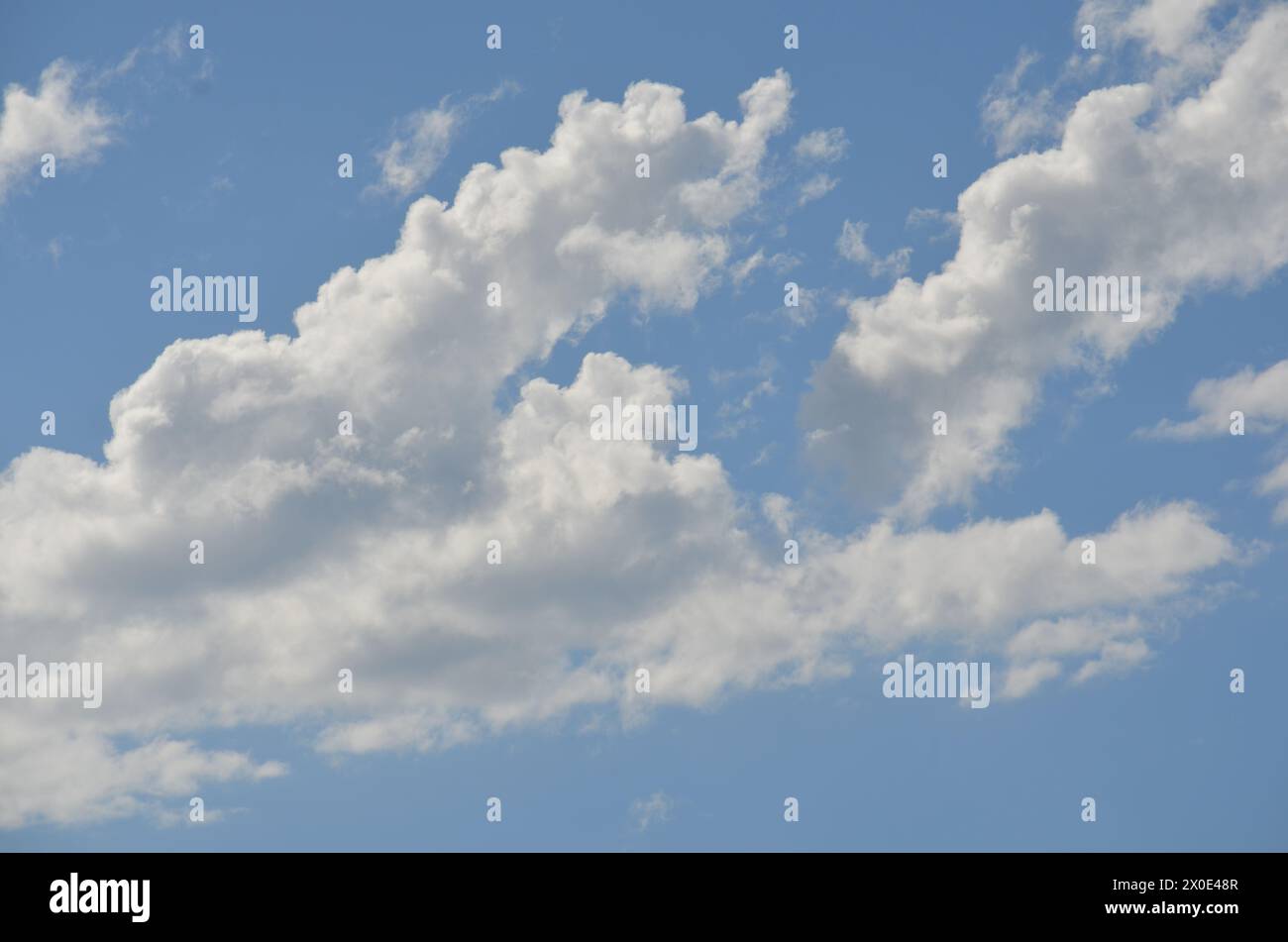 Wolken in einem strahlend blauen Himmel Stockfoto