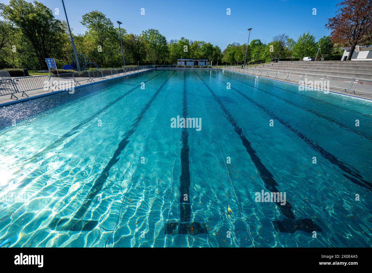 Erfurt, Deutschland. April 2024. Das Schwimmbad im Erfurter Nordbad wird während der Saisonvorbereitung gefüllt. Quelle: Jacob Schröter/dpa/Alamy Live News Stockfoto
