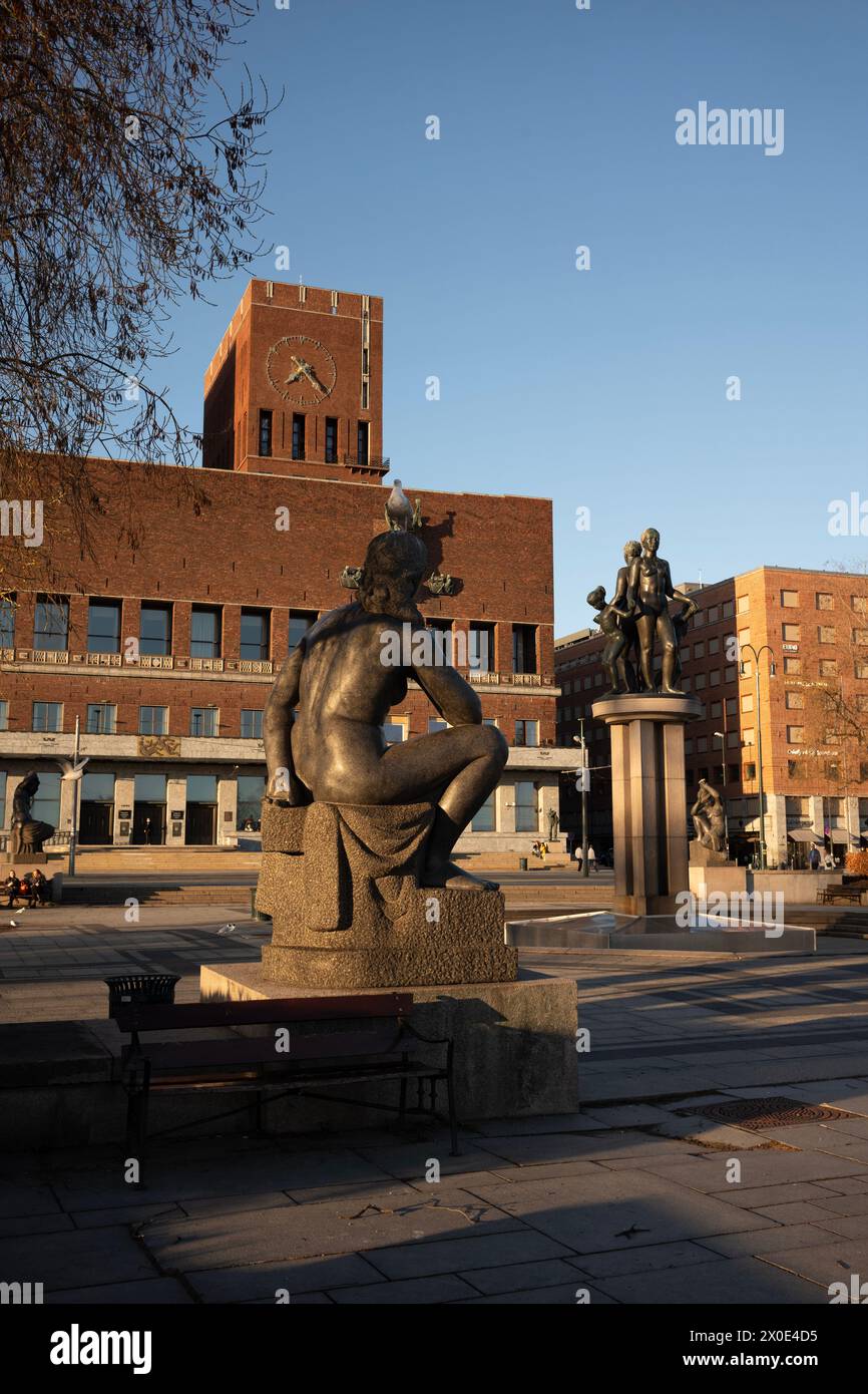 Statuen in Rådhusplassen, Oslo, Norwegen. Rådhusplassen („Rathausplatz“) ist ein Platz zwischen dem Rathaus von Oslo und dem Oslofjord in Vika. Stockfoto