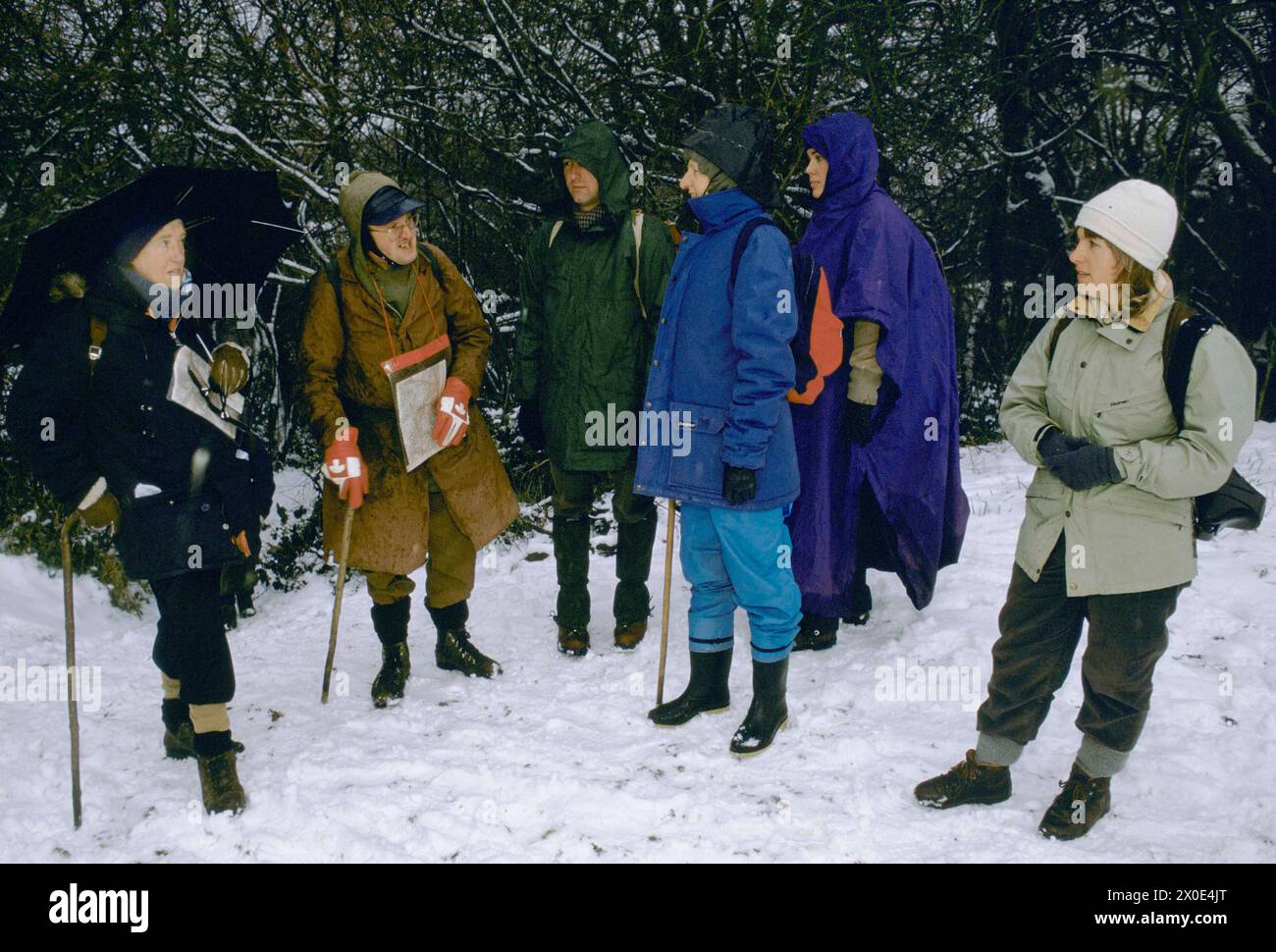 Ramblers Association sehr kalte, schneebedeckte Winterwanderung. Sie unternahmen einen Rundgang um Farthing Downs und Coulsdon Common, einem offenen Platz in Coulsdon im Londoner Stadtteil Croydon. Die Gruppe von rund zwanzig Wanderern feiert die Freuden des Spazierens und schützt die Orte, an denen Menschen gerne laufen – unabhängig vom Wetter. Merstham, Surrey, England, 1991 1990er-Jahre HOMER SYKES Stockfoto