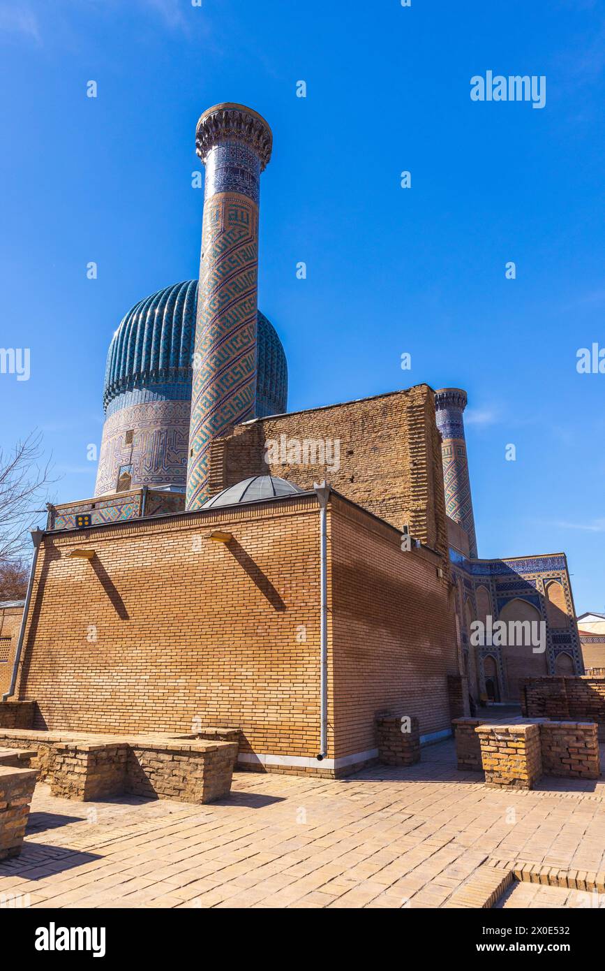 Außenansicht des Gur-e Amir, eines Mausoleums des turkomongolischen Eroberers Timur in Samarkand, Usbekistan. Auf Initiative und auf dem Gelände errichtet Stockfoto