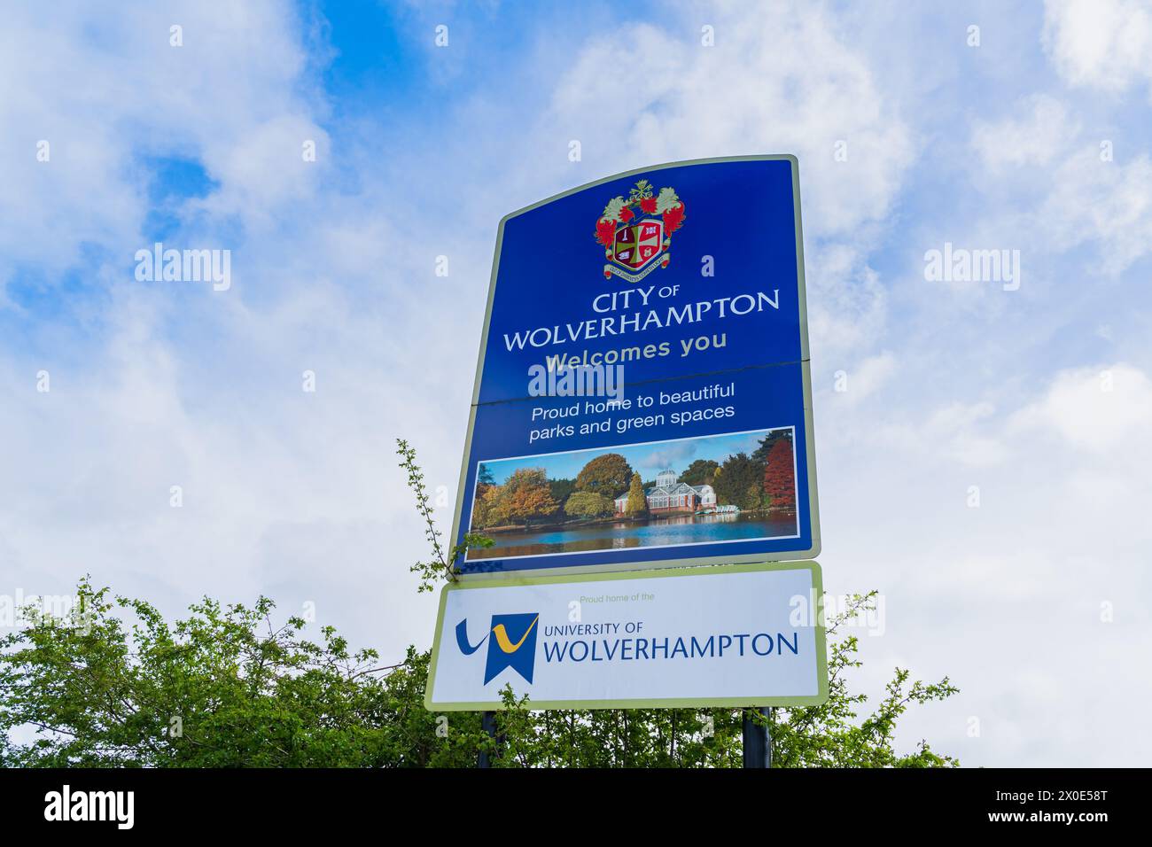 Wolverhampton, Vereinigtes Königreich – 11. April 2024: Willkommen bei Wolverhampton Signage Board mit Logo für die University of Wolverhampton Stockfoto