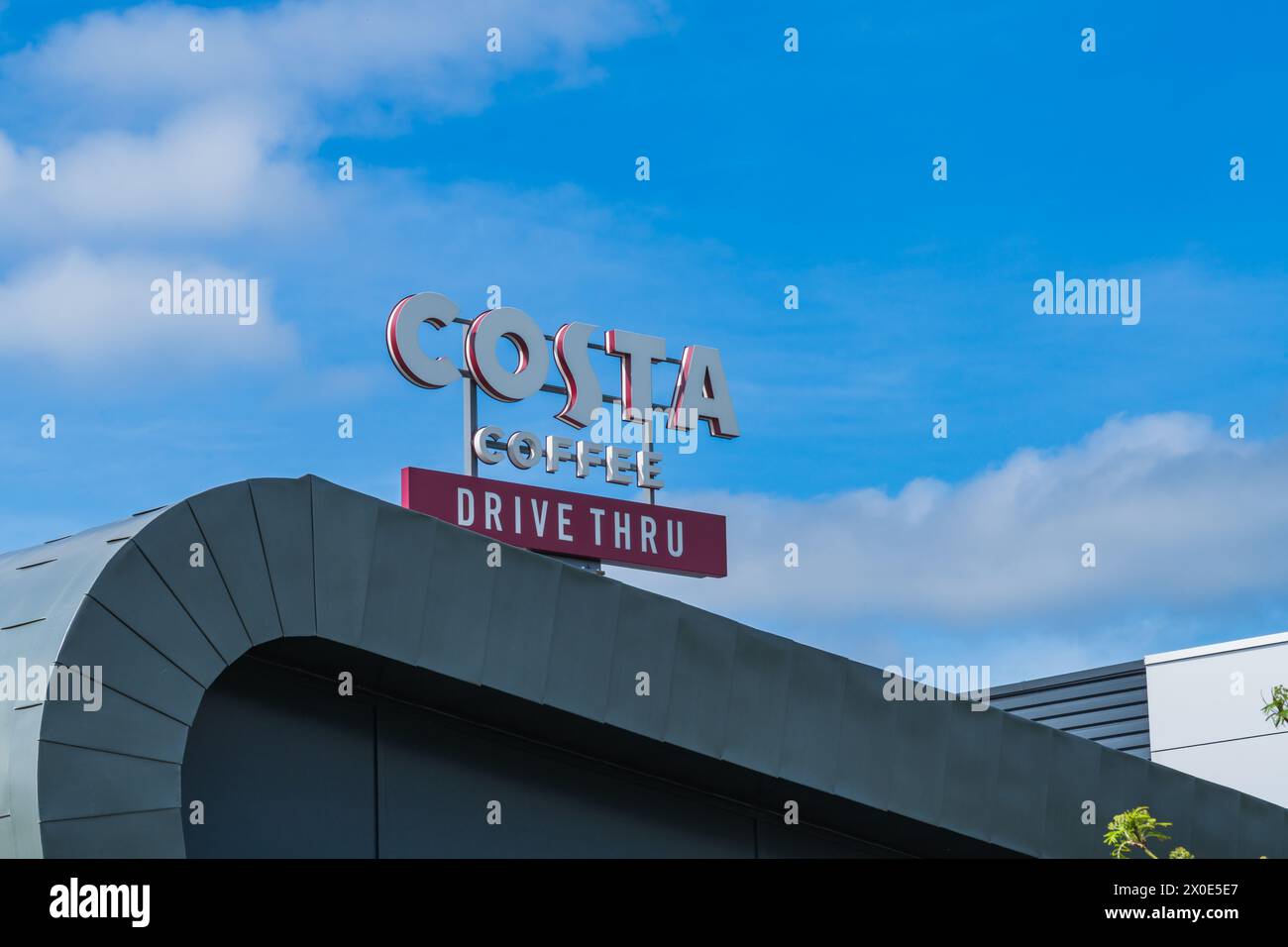 Wolverhampton, Vereinigtes Königreich – 11. April 2024: Externe Beschilderung einer Costa Coffee Drive Thru Stockfoto