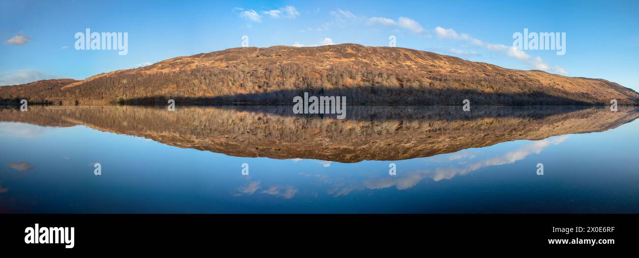 Nachmittag am Loch Oich. Die schöne Reflexion im Wasser erzeugt einen Spiegeleffekt. Auf dem Foto sind keine Personen und auch kein Grundstück. Stockfoto