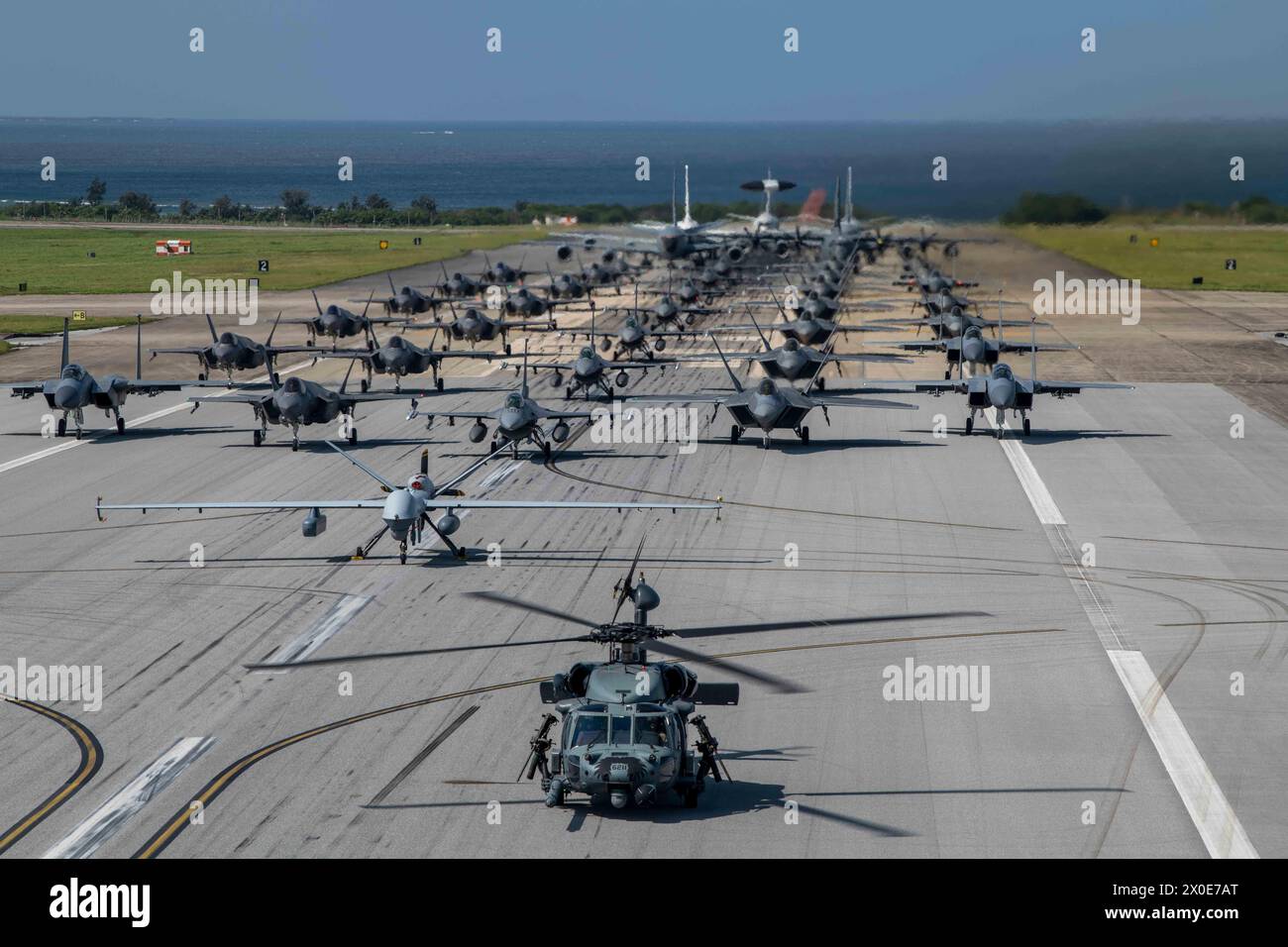 Die Luftwaffe und die Navy stehen am 10. April 2024 während eines Elefantenspaziergangs auf der Kadena Air Base in Japan auf der Landebahn an. Stockfoto