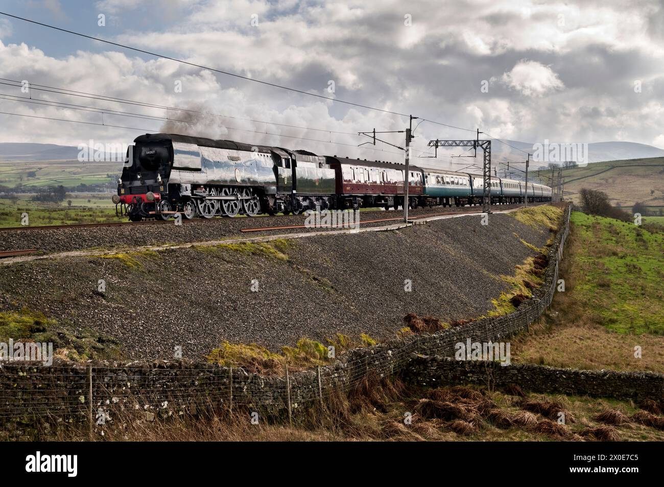 Die Dampflokomotive „Tangmere“ fährt einen Sonderzug nach Carlisle auf der West Coast Main Line bei Greenholme bei Tebay, Cumbria Stockfoto
