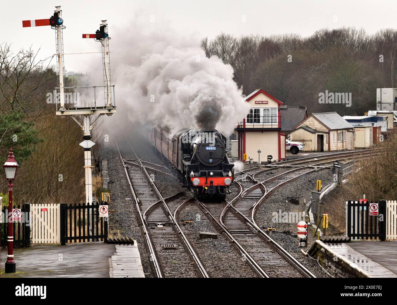 Eine Black Five Dampflokomotive fährt die Cumbrian Mountain Express Special durch die Appleby Station auf der Settle-Carlisle-Eisenbahnstrecke Stockfoto