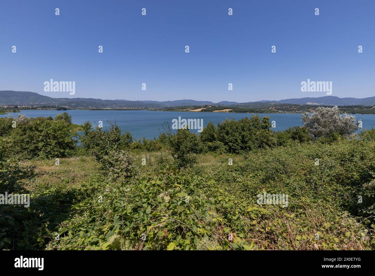 Lago di Bilancino, Barberino del Mugello, Florenz, Italien: Landschaft am Morgen des malerischen Sees in den toskanischen Hügeln. Stockfoto