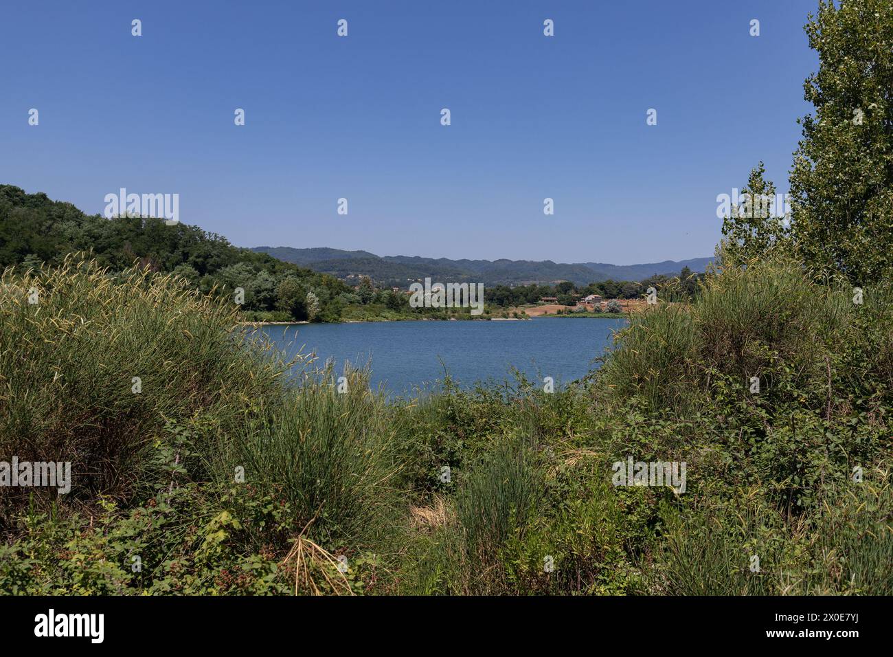 Lago di Bilancino, Barberino del Mugello, Florenz, Italien: Landschaft am Morgen des malerischen Sees in den toskanischen Hügeln. Stockfoto