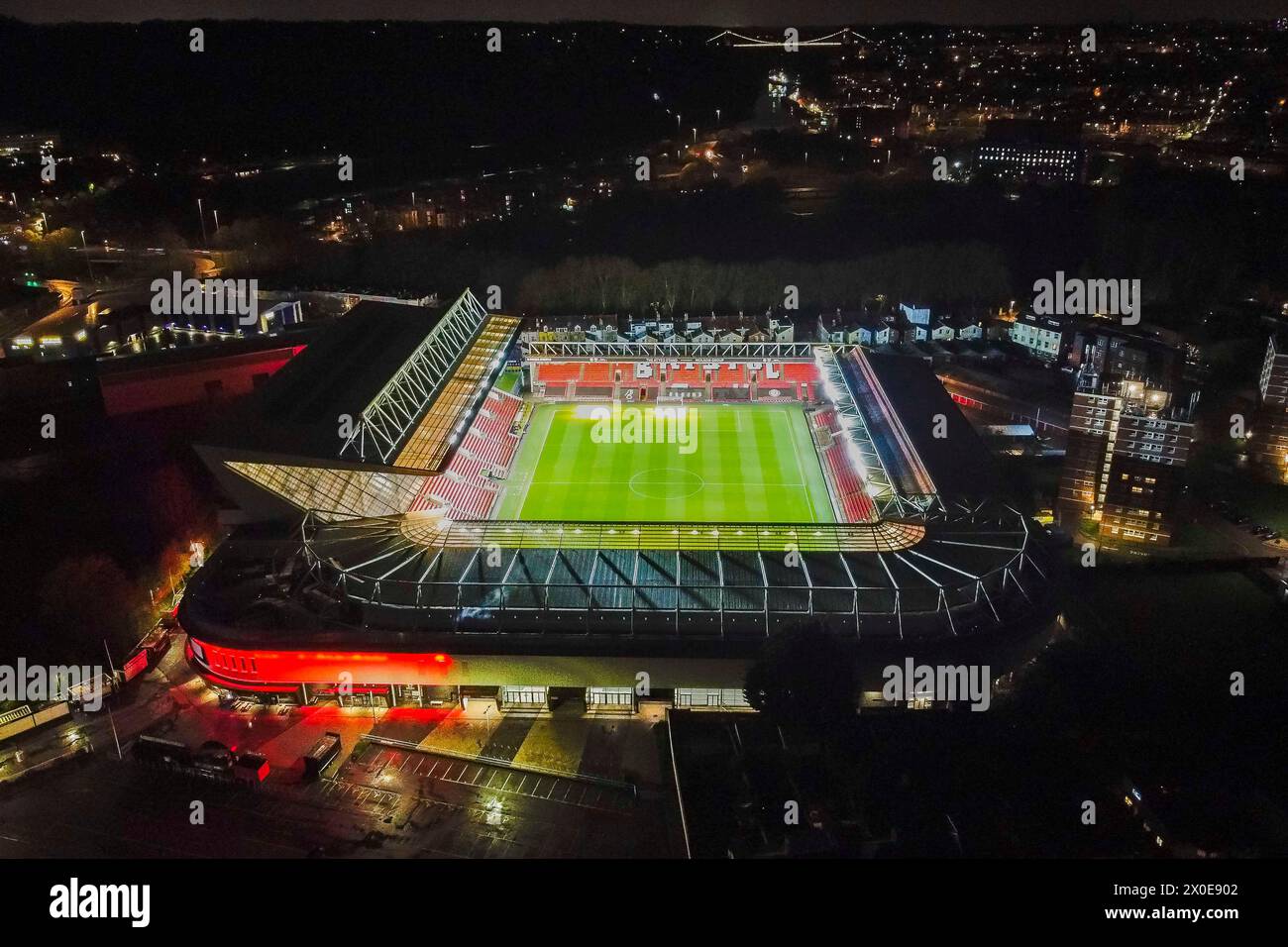 Allgemeine Luftaufnahme eines mit Flutlicht beleuchteten Ashton Gate-Stadions, Heimstadion des englischen Football League-Teams Bristol City und des Rugby-Clubs Bristol Bears. Stockfoto