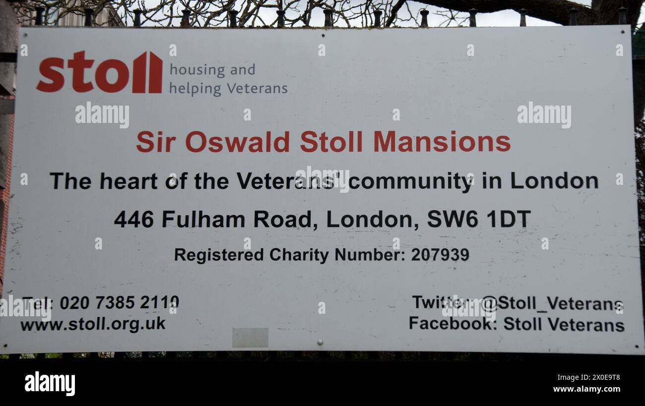 Schild für Sir Oswald Stoll Mansions, Fulham Broadway, Chelsea, The Royal Borough of Knightsbridge and Chelsea, London, UK; Veterans Community; Support Stockfoto