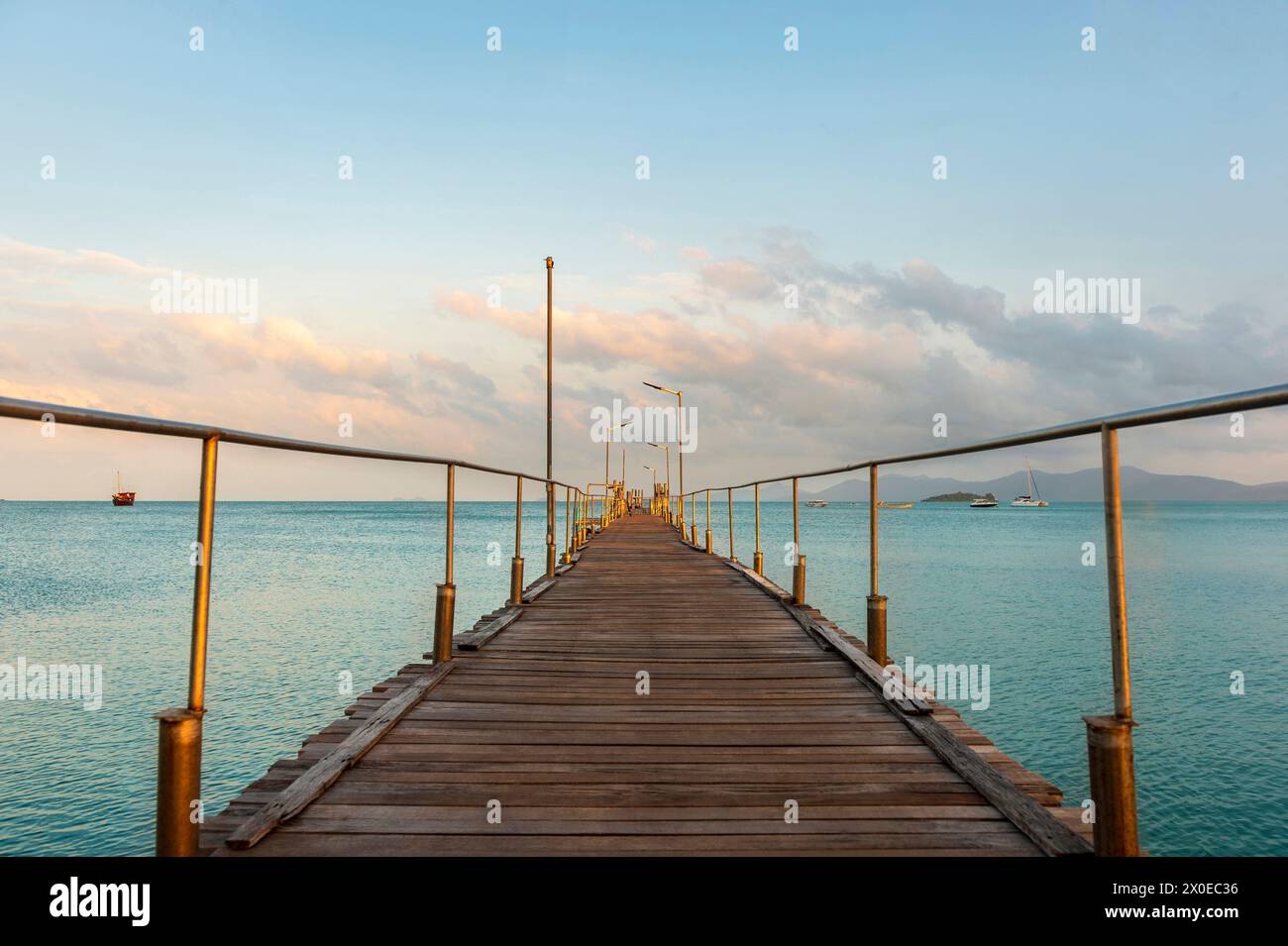 Holzsteg am idyllischen Meer - Lamai Beach in Koh Samui, Thailand Stockfoto