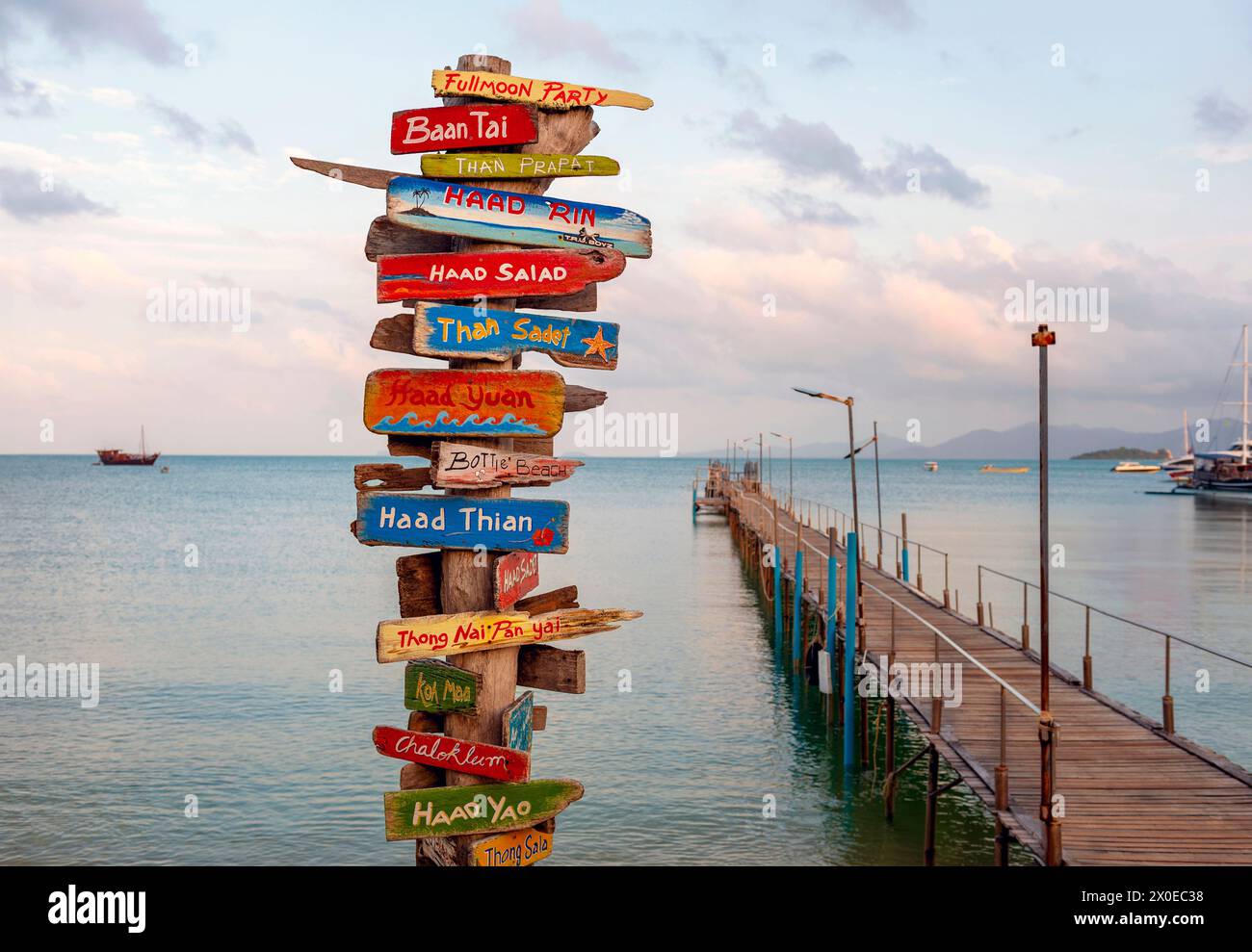 Holzsteg am idyllischen Meer - Lamai Beach in Koh Samui, Thailand Stockfoto