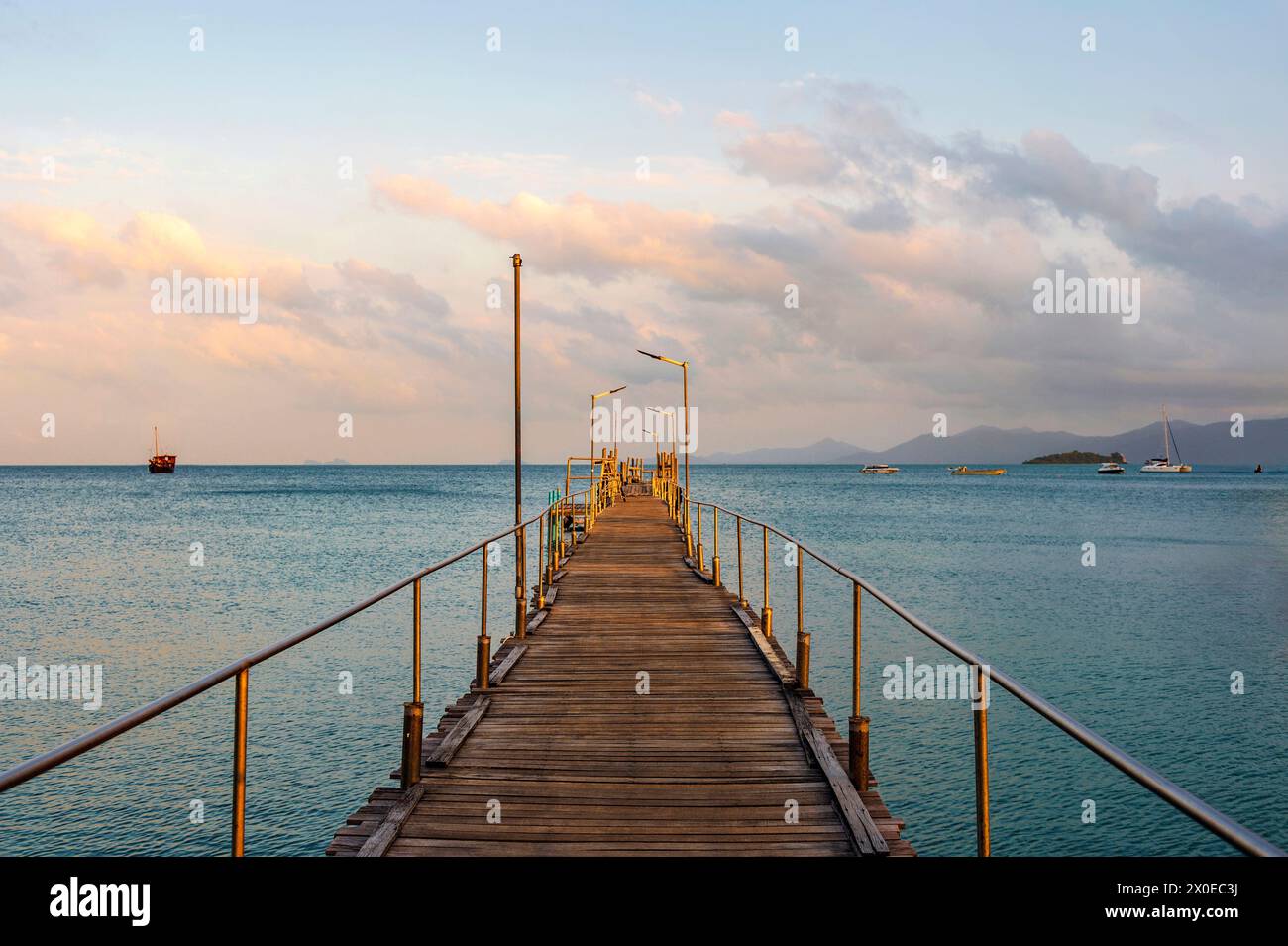 Holzsteg am idyllischen Meer - Lamai Beach in Koh Samui, Thailand Stockfoto