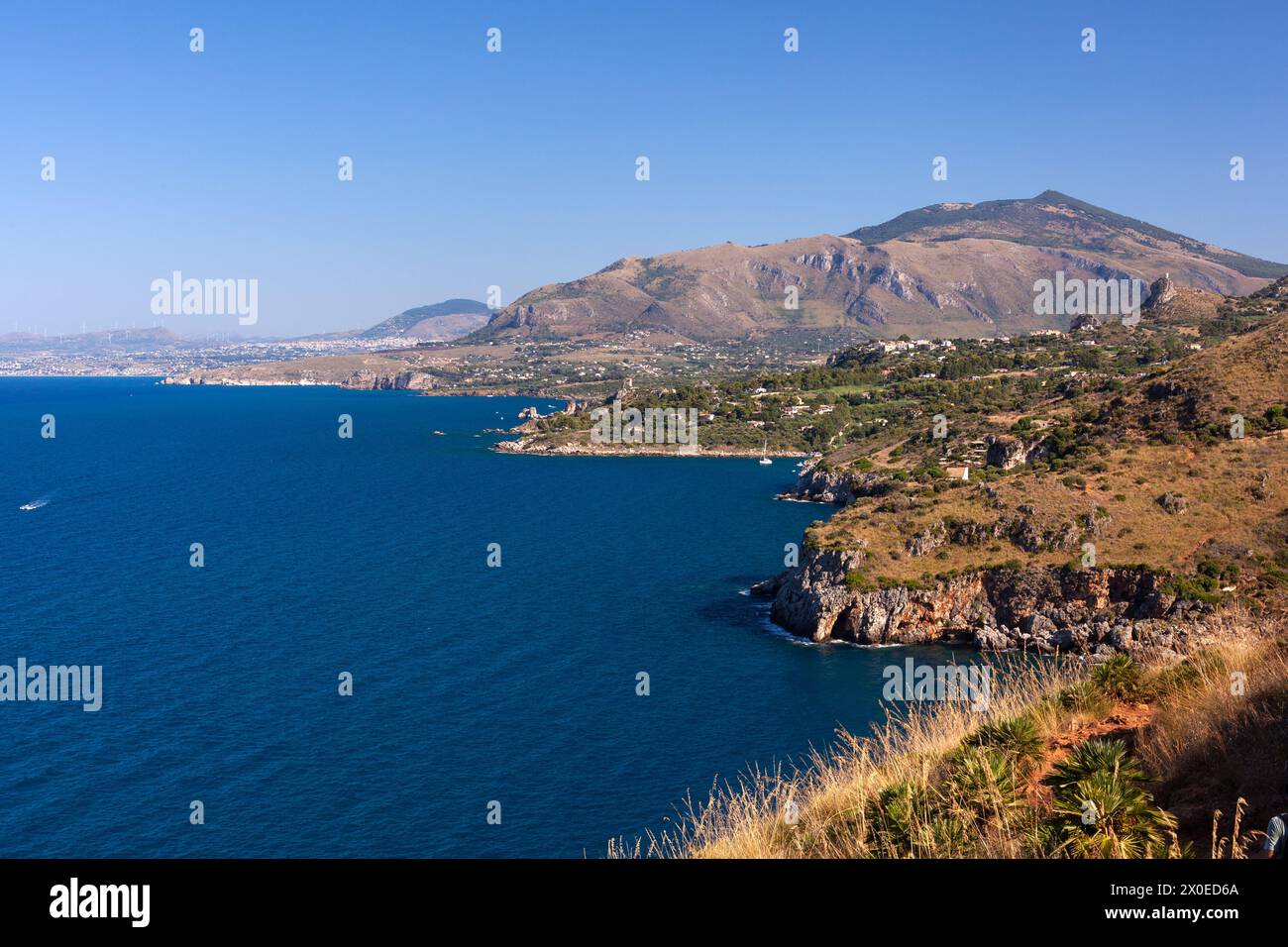 Blick auf den Hügel entlang der steil abfallenden Küste des Naturschutzgebiets Zingaro, Scopello, Trapani, Sizilien, Italien Stockfoto