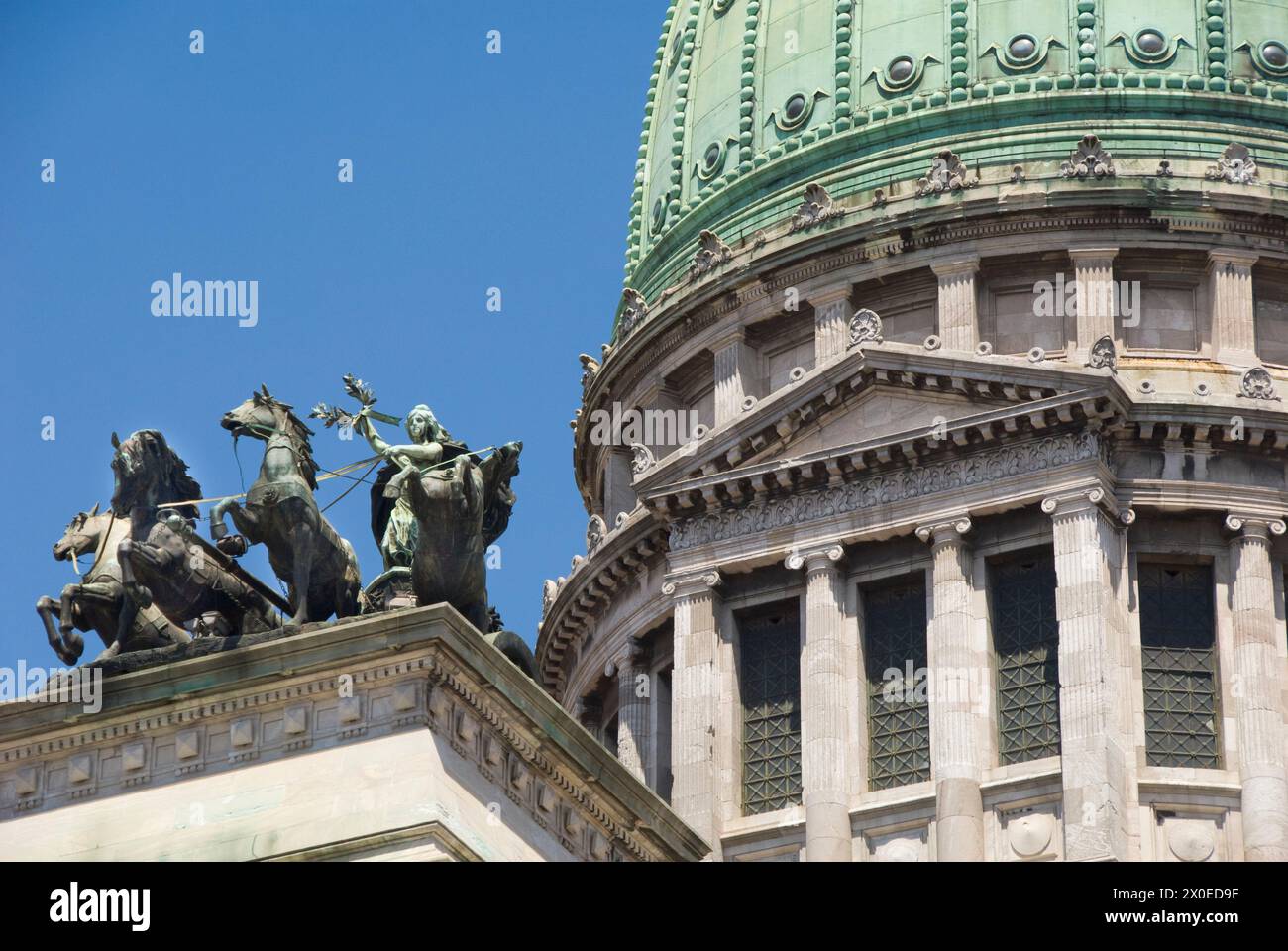 Der Kongresspalast (Palacio del Congreso) ist Sitz des Parlaments - das Denkmal der beiden Kongresse steht vor Buenos Aires, Argentinien Stockfoto