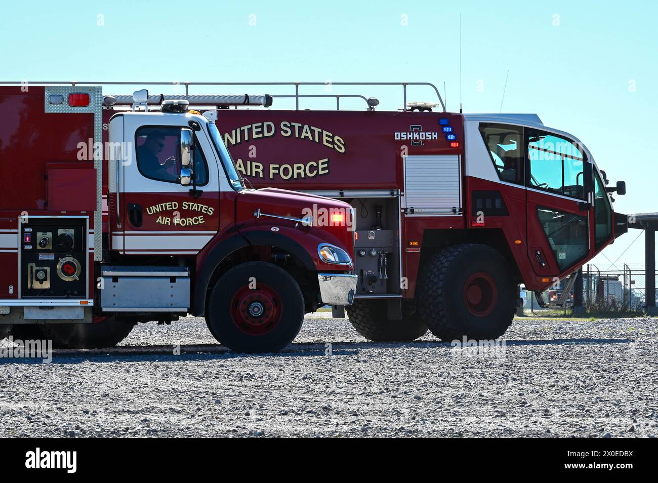 Mitglieder des Combat Readiness Training Center Fire Department arbeiten daran, einen simulierten Flugzeugabsturz während einer Katastrophenübung am Gulfport-Biloxi International Airport, Gulfport, Mississippi, am 28. März 2024 zu löschen. Keesler-Studenten meldeten sich freiwillig an der Übung, die einen Massenunfall eines Flugzeuges simulierte, bei dem Ersthelfer und Flughafenpersonal effizient reagieren, Patienten helfen und den Tatort räumen mussten. (Foto der U.S. Air Force von Airman 1st Class Kurstyn Canida) Stockfoto