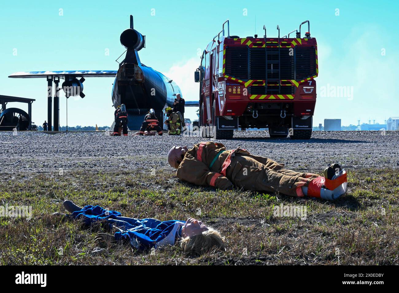 Mitglieder des Combat Readiness Training Center Fire Department, Harrison County Fire Department und Gulfport Fire Department arbeiten daran, Puppen, die Opfer aus einem simulierten Flugzeug während einer Katastrophenübung am Gulfport-Biloxi International Airport, Gulfport, Mississippi, am 28. März 2024 zu entfernen. Keesler-Studenten meldeten sich freiwillig an der Übung, die einen Massenunfall eines Flugzeuges simulierte, bei dem Ersthelfer und Flughafenpersonal effizient reagieren, Patienten helfen und den Tatort räumen mussten. (Foto der U.S. Air Force von Airman 1st Class Kurstyn Canida) Stockfoto
