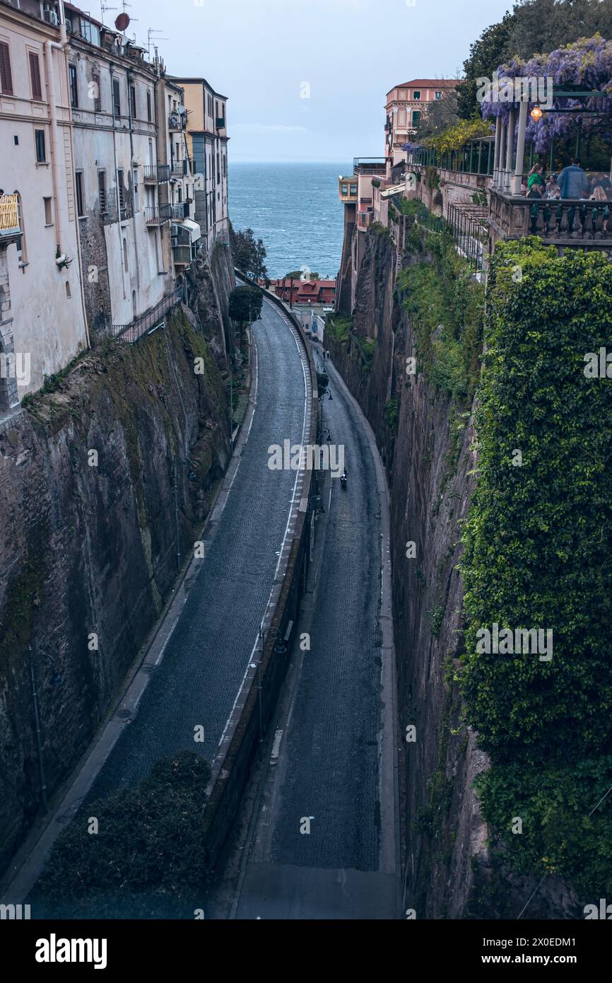 Bild über der Via Luigi de Maio in der Stadt Sorrent an der Amalfiküste, Italien. Stockfoto