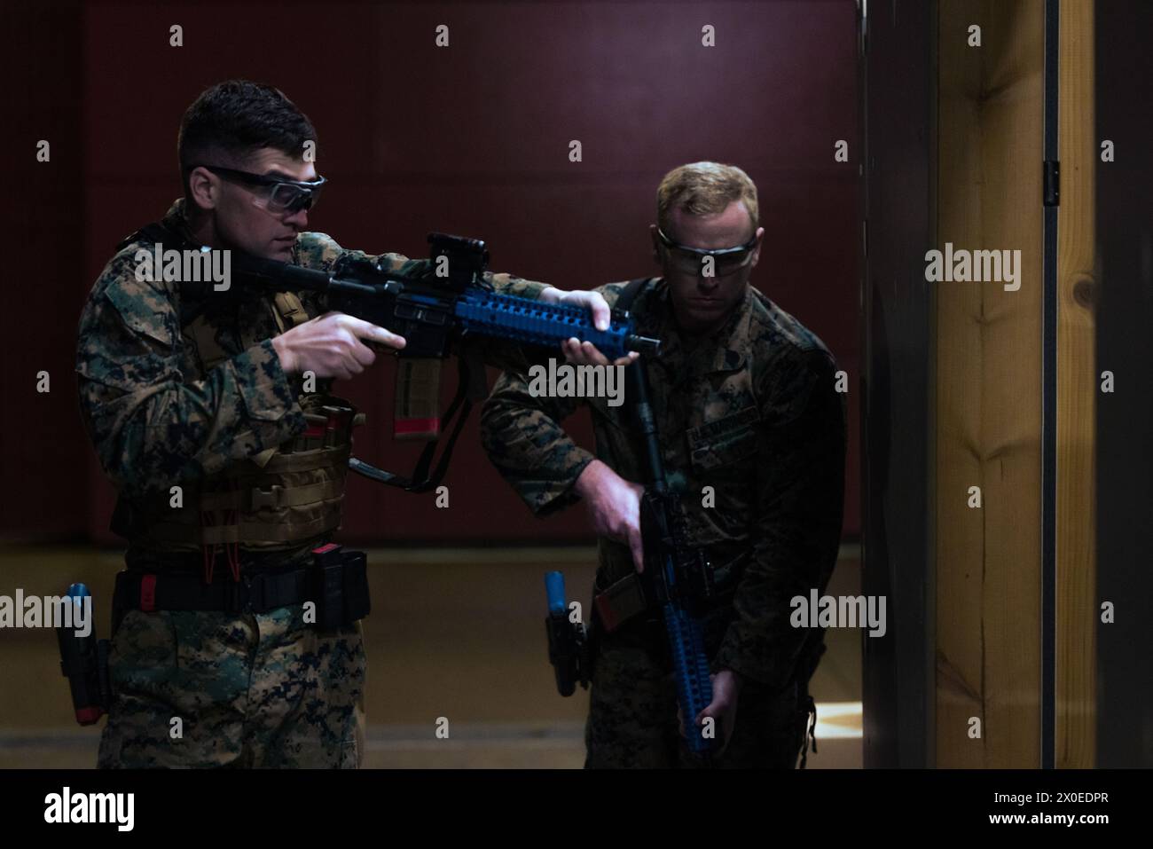 US-Marines mit Marinesicherheitserweiterungseinheit führen am 3. April 2024 Übungen zur Raumräumung im Security Training Center für Außenbeziehungen in Fort Barfoot (Virginia) durch. FAST-C hilft der Außenwelt, die praktischen Fähigkeiten zu entwickeln, die für den Einsatz in Überseeumgebungen erforderlich sind, die für die Sicherheitswache der Marine erforderlich sind. (Foto des U.S. Marine Corps von Lance CPL. Joaquin Dela Torre) Stockfoto