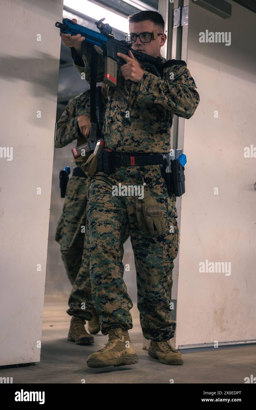 US-Marines mit Marinesicherheitserweiterungseinheit führen am 3. April 2024 Übungen zur Raumräumung im Security Training Center für Außenbeziehungen in Fort Barfoot (Virginia) durch. FAST-C hilft der Außenwelt, die praktischen Fähigkeiten zu entwickeln, die für den Einsatz in Überseeumgebungen erforderlich sind, die für die Sicherheitswache der Marine erforderlich sind. (Foto des U.S. Marine Corps von Lance CPL. Joaquin Dela Torre) Stockfoto