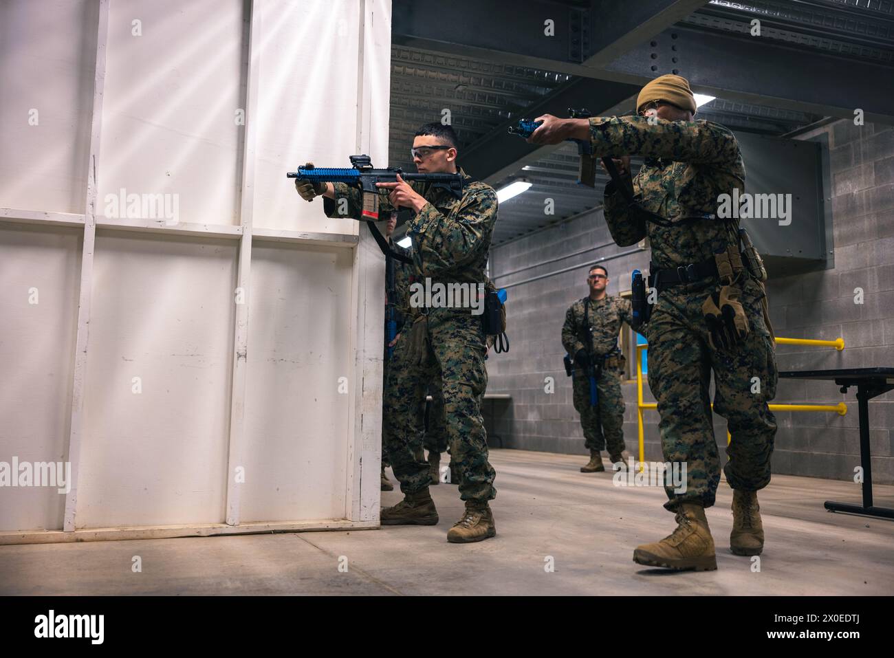 US-Marines mit Marinesicherheitserweiterungseinheit führen am 3. April 2024 Übungen zur Raumräumung im Security Training Center für Außenbeziehungen in Fort Barfoot (Virginia) durch. FAST-C hilft der Außenwelt, die praktischen Fähigkeiten zu entwickeln, die für den Einsatz in Überseeumgebungen erforderlich sind, die für die Sicherheitswache der Marine erforderlich sind. (Foto des U.S. Marine Corps von Lance CPL. Joaquin Dela Torre) Stockfoto