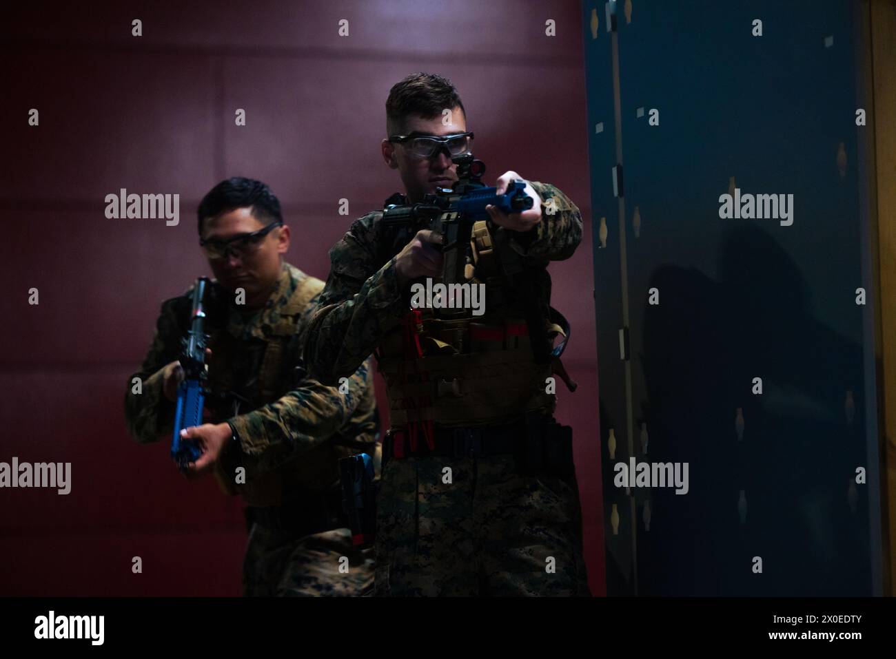 US-Marines mit Marinesicherheitserweiterungseinheit führen am 3. April 2024 Übungen zur Raumräumung im Security Training Center für Außenbeziehungen in Fort Barfoot (Virginia) durch. FAST-C hilft der Außenwelt, die praktischen Fähigkeiten zu entwickeln, die für den Einsatz in Überseeumgebungen erforderlich sind, die für die Sicherheitswache der Marine erforderlich sind. (Foto des U.S. Marine Corps von Lance CPL. Joaquin Dela Torre) Stockfoto