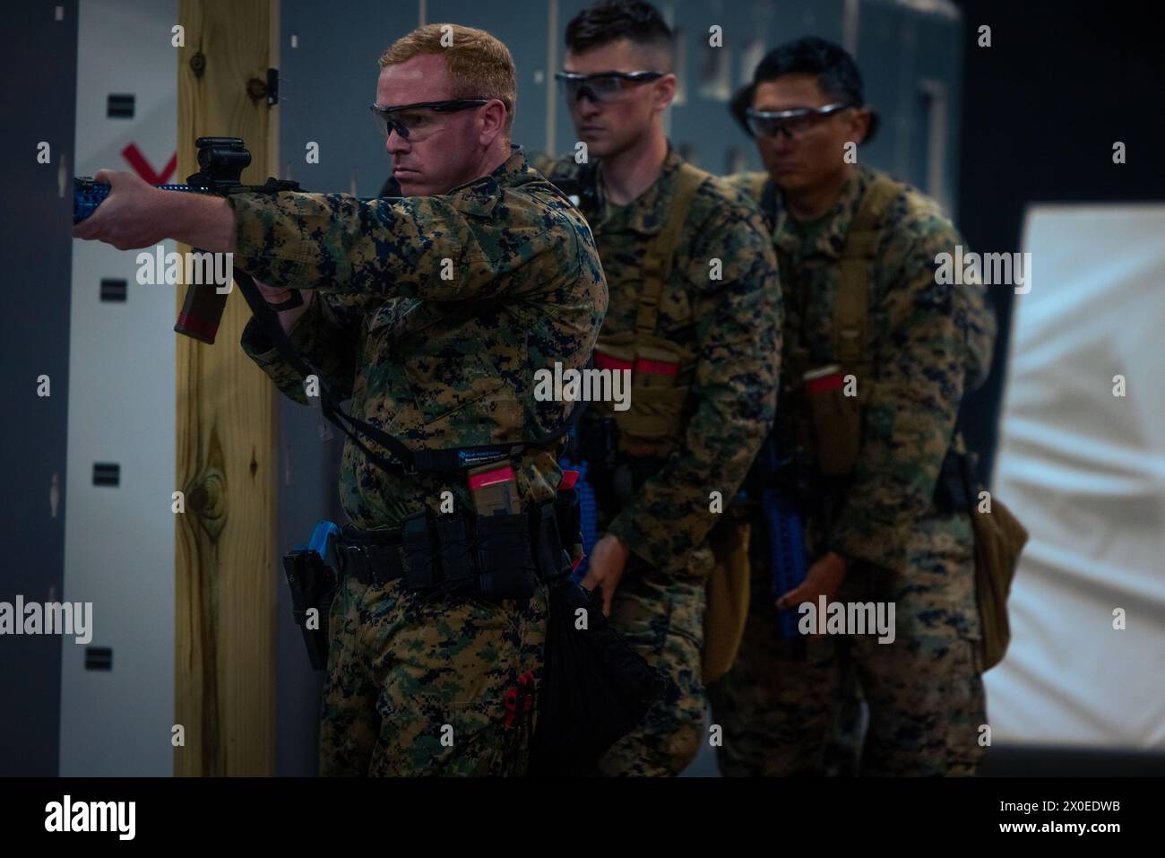 US-Marines mit Marinesicherheitserweiterungseinheit führen am 3. April 2024 Übungen zur Raumräumung im Security Training Center für Außenbeziehungen in Fort Barfoot (Virginia) durch. FAST-C hilft der Außenwelt, die praktischen Fähigkeiten zu entwickeln, die für den Einsatz in Überseeumgebungen erforderlich sind, die für die Sicherheitswache der Marine erforderlich sind. (Foto des U.S. Marine Corps von Lance CPL. Joaquin Dela Torre) Stockfoto