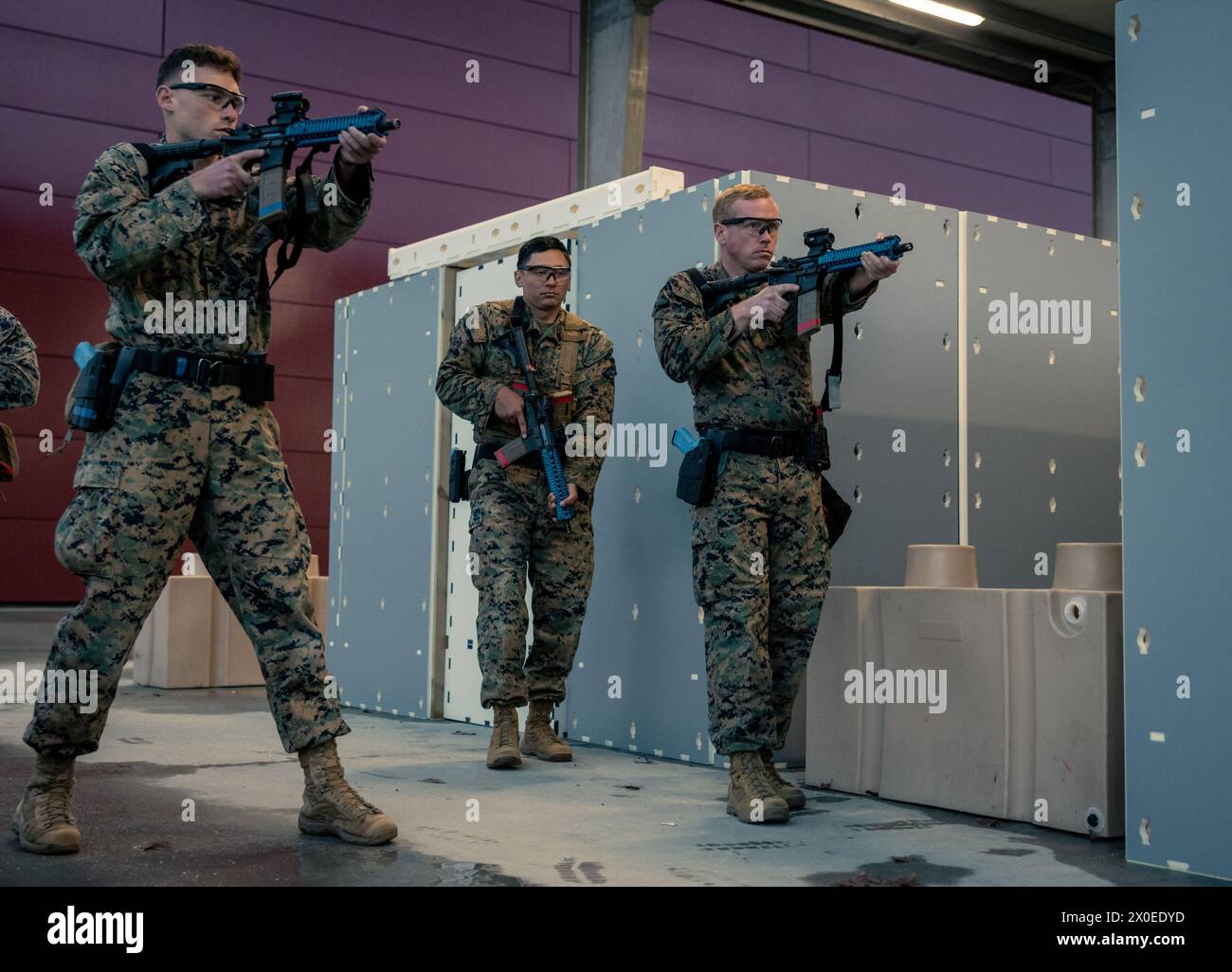 US-Marines mit Marinesicherheitserweiterungseinheit führen am 3. April 2024 Übungen zur Raumräumung im Security Training Center für Außenbeziehungen in Fort Barfoot (Virginia) durch. FAST-C hilft der Außenwelt, die praktischen Fähigkeiten zu entwickeln, die für den Einsatz in Überseeumgebungen erforderlich sind, die für die Sicherheitswache der Marine erforderlich sind. (Foto des U.S. Marine Corps von Lance CPL. Joaquin Dela Torre) Stockfoto