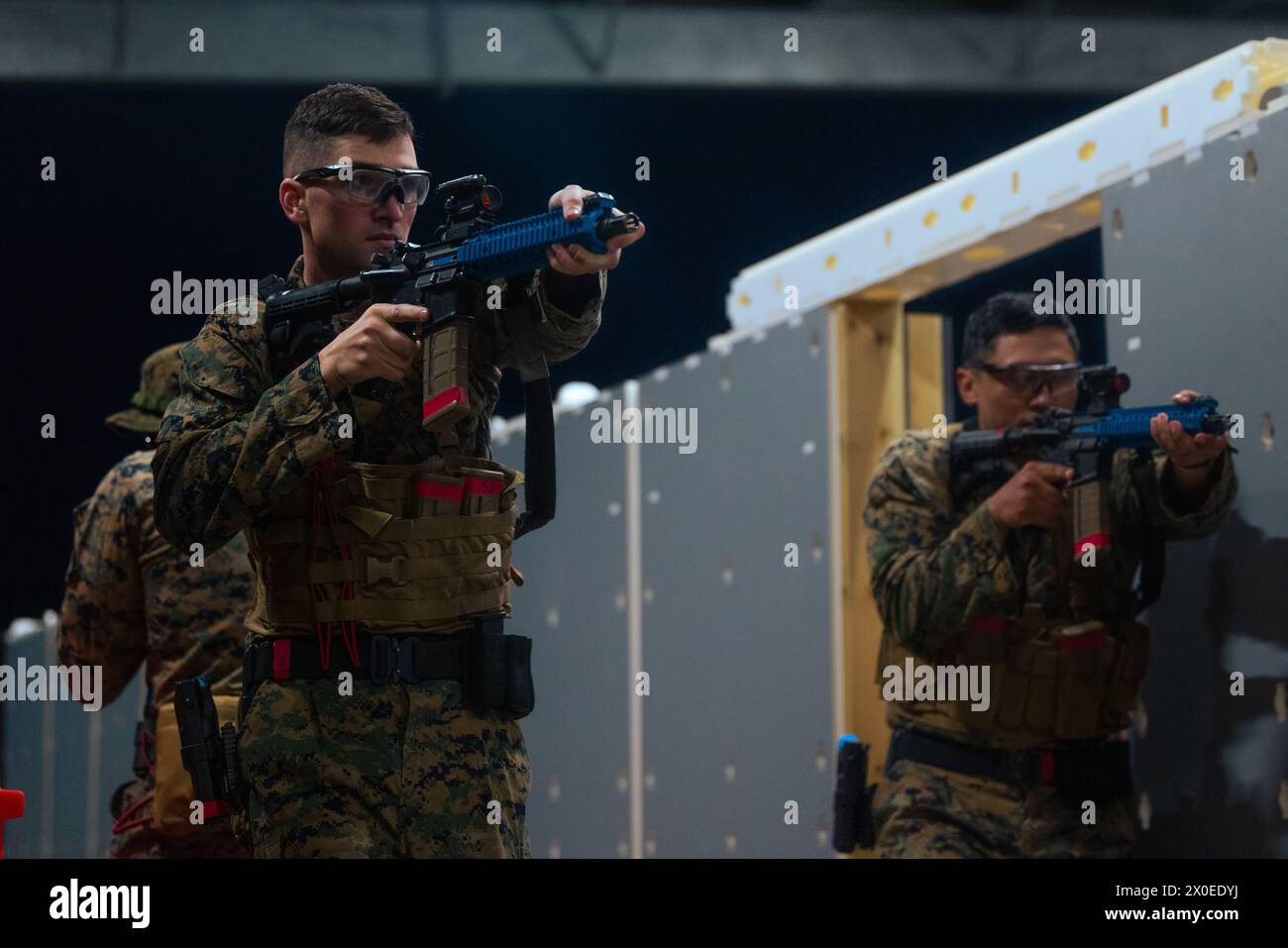 US-Marines mit Marinesicherheitserweiterungseinheit führen am 3. April 2024 Übungen zur Raumräumung im Security Training Center für Außenbeziehungen in Fort Barfoot (Virginia) durch. FAST-C hilft der Außenwelt, die praktischen Fähigkeiten zu entwickeln, die für den Einsatz in Überseeumgebungen erforderlich sind, die für die Sicherheitswache der Marine erforderlich sind. (Foto des U.S. Marine Corps von Lance CPL. Joaquin Dela Torre) Stockfoto