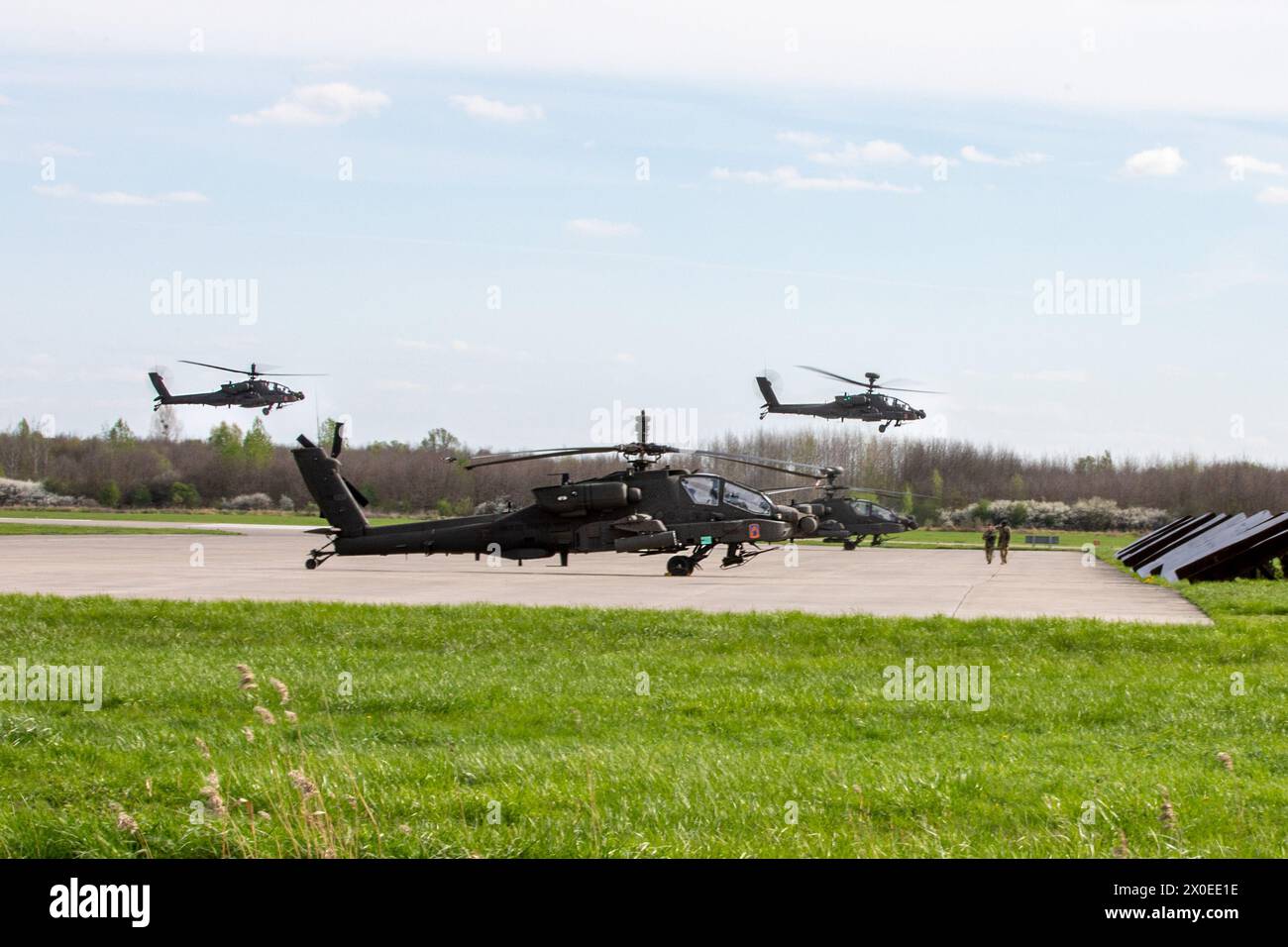 Fünf AH-64E Apache Guardian Hubschrauber, die der Bravo Kompanie, 1. Bataillon, 3. Aviation Regiment, 12. Combat Aviation Brigade, zugeteilt sind, starten zu ihrem Angriff ohne Kontakt während der Übung Saber Strike 24 auf der Malbork Airbase, Polen, 11. April 2024. Übung Saber Strike 24 ist eine Unterübung von DEFENDER 24, die mit der standhaften Defender 24-Übung der NATO verbunden ist. Das 12. CAB ist unter anderem dem V Corps, dem amerikanischen Forward Deputy Corps in Europa, zugeordnet. Sie arbeiten mit NATO-Alliierten und regionalen Sicherheitspartnern zusammen, um kampfbereite Truppen bereitzustellen, gemeinsame und Multinas zu vollstrecken Stockfoto