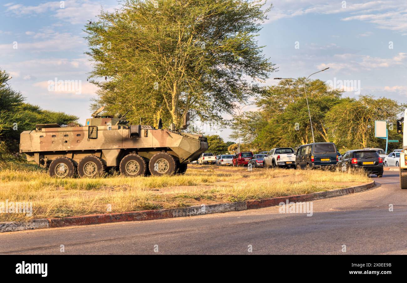 Militärfahrzeug, Rebellen und Regierungsarmee in einem afrikanischen Land, Straßenkriegsführung 8 x 8 leichtes gepanzertes taktisches Fahrzeug, Stockfoto