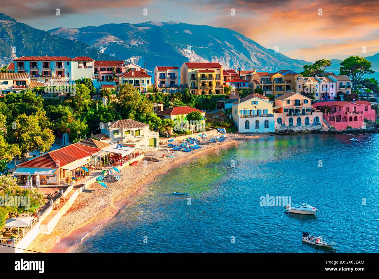 Assos, Kefalonia, Griechenland. Farbenfrohe Häuser und türkisfarbene Bucht eines Dorfes auf einer idyllischen Ionischen Insel, Europa Stockfoto