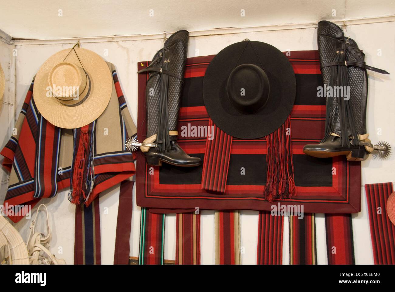 Chilenische Kleidung auf dem Los Dominicos Kunsthandwerksmarkt in Santiago, Chile Stockfoto